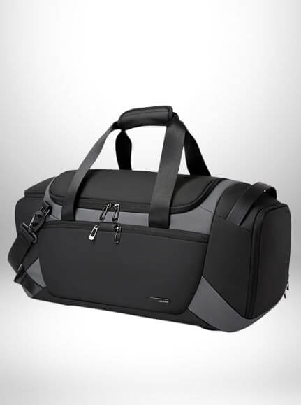 Un grand sac sport noir et gris, avec des poignées et une bandoulière.