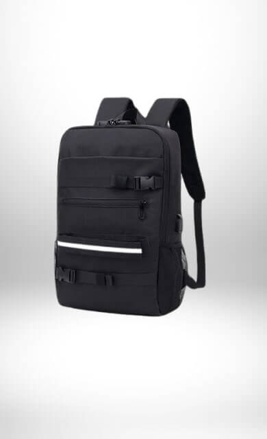 Un sac à dos skate noir avec plusieurs poches, des sangles de fixation et une bande réfléchissante blanche.