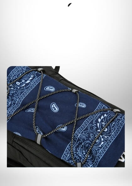 Un aperçu en gros plan d'un sac à dos d'hydratation avec un tissu bandana bleu foncé.