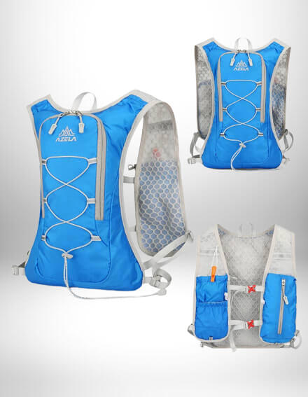 Voici une image en studio d'une collection de sacs à dos d'hydratation bleus. Une grande veste bleue pour l'hydratation est montrée avec un sac en tissu en forme de goutte d'eau et de fines bretelles de harnais. Il y a aussi un sac à dos d'hydratation bleu plus petit. Une veste de course est montrée en bas. Elle est en tulle bleu.