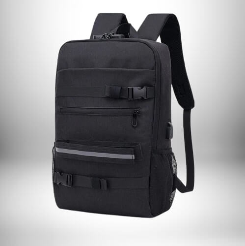 Un sac à dos skate noir avec plusieurs poches et boucles.