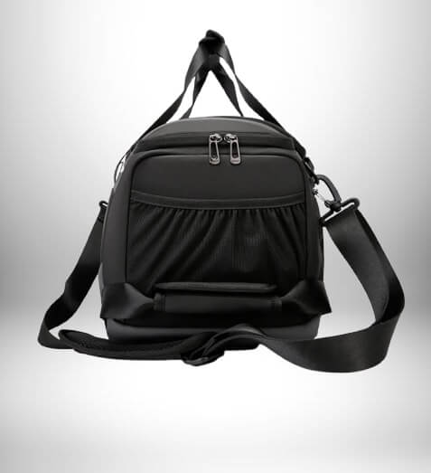 Un gros plan d'un grand sac sport noir, avec plusieurs sangles, et deux fermetures éclair sur le dessus du sac.
