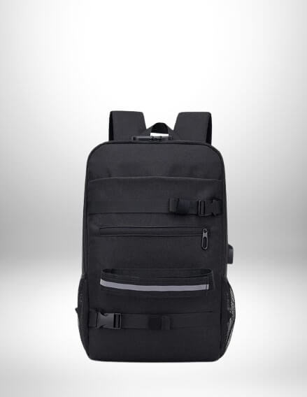 Un sac à dos noir, potentiellement pour skateboard, est assis contre une toile de fond.