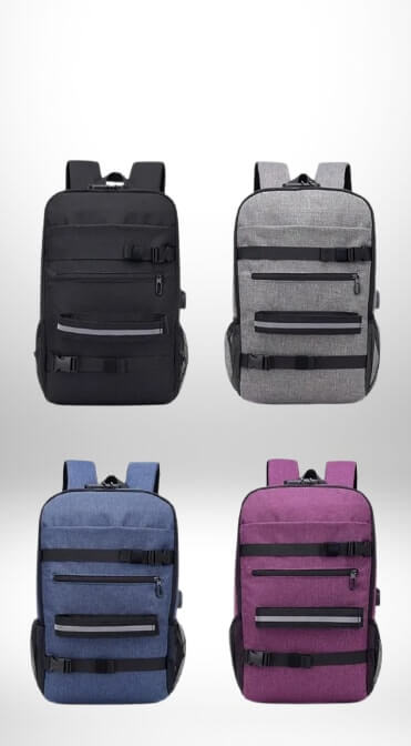 Quatre sacs à dos skate de couleurs différentes sont présentés sur fond clair. Le sac noir est dans le coin supérieur gauche, le sac gris est dans le coin supérieur droit, le sac bleu est dans le coin inférieur gauche et le sac mauve est dans le coin inférieur droit.