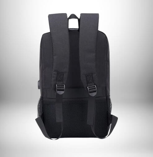 Un sac à dos noir sur un fond blanc et gris. Il a des sangles d'épaule rembourrées et un dos rembourré pour le confort. Le sac à dos skate a plusieurs poches et compartiments.