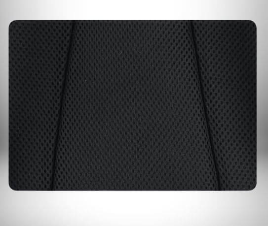 Cette image met en évidence un gros plan d'un sac dos isotherme, le tissu formant une grille de petites ouvertures similaires aux mailles d'un tissu de basket-ball.