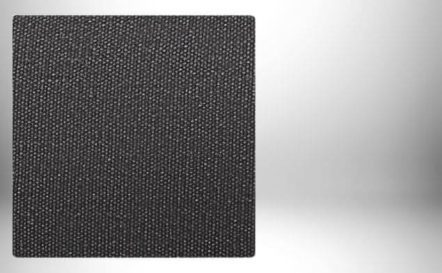 Un gros plan d'un sac bandoulière en toile homme est placé contre les bords d'un arrière-plan dégradé blanc/gris lisses. Le sac est entièrement visible et de forme carrée. Il est visible à 100 % sur sa face de conception. Les formes angulaires des contours et des bords sont nettes. Il est texturé avec d'innombrables petits motifs granulaires dans une couleur noire uniforme d'apparence.