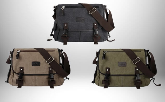 Trois différents sacs bandoulière en toile homme avec une bandoulière marron et des boucles de fermeture. Ils sont présentés sur fond clair et dégradé.