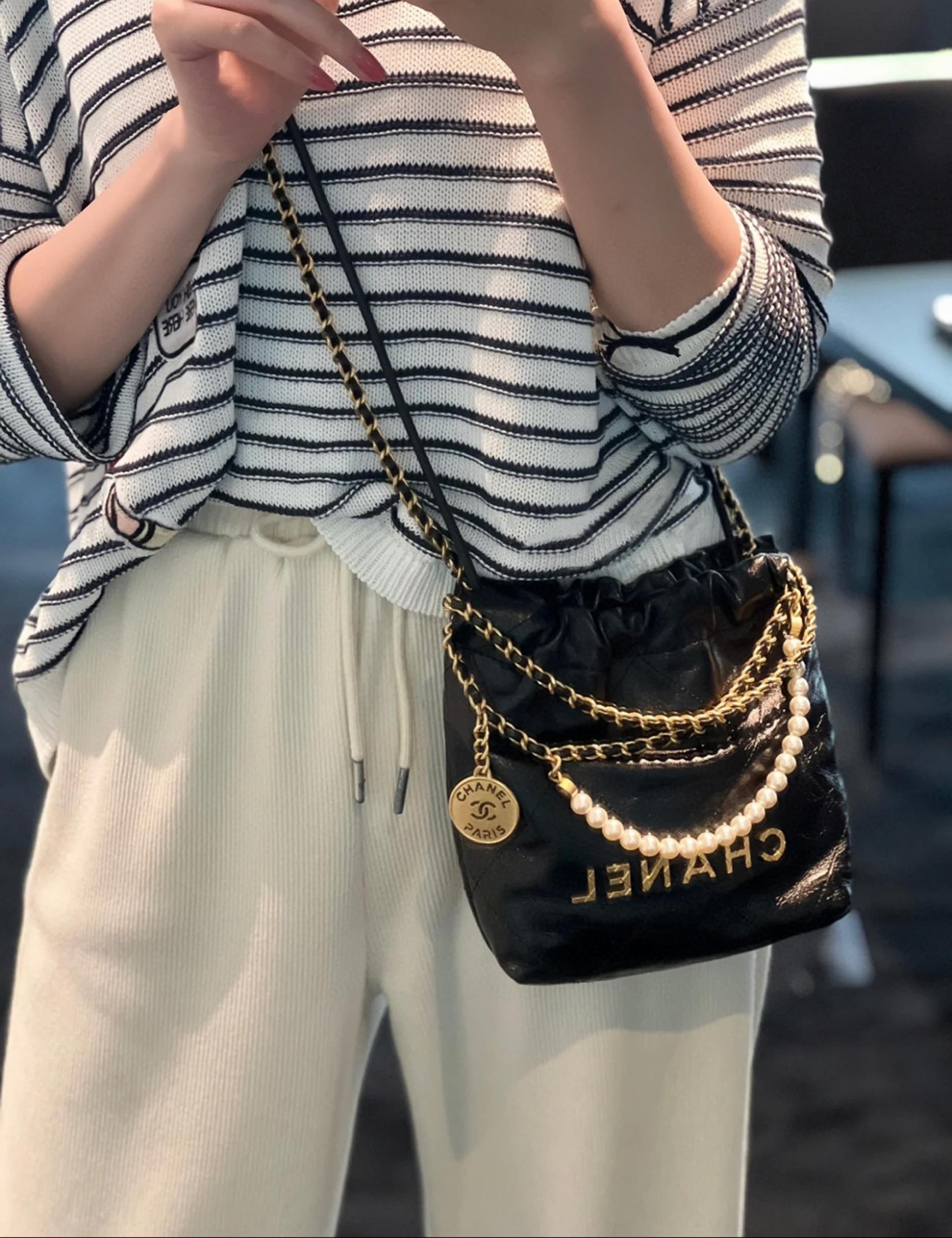 CHANEL 春夏系列 火爆珍珠鏈條𝖬𝗂𝗇𝗂 𝟤𝟤𝖡𝖺𝗀♥黑色/牛皮𝖩𝖾𝗇𝗇𝗂𝖾同款 尺寸：𝟣𝟫*𝟤𝟢*𝟨 𝖼𝗆