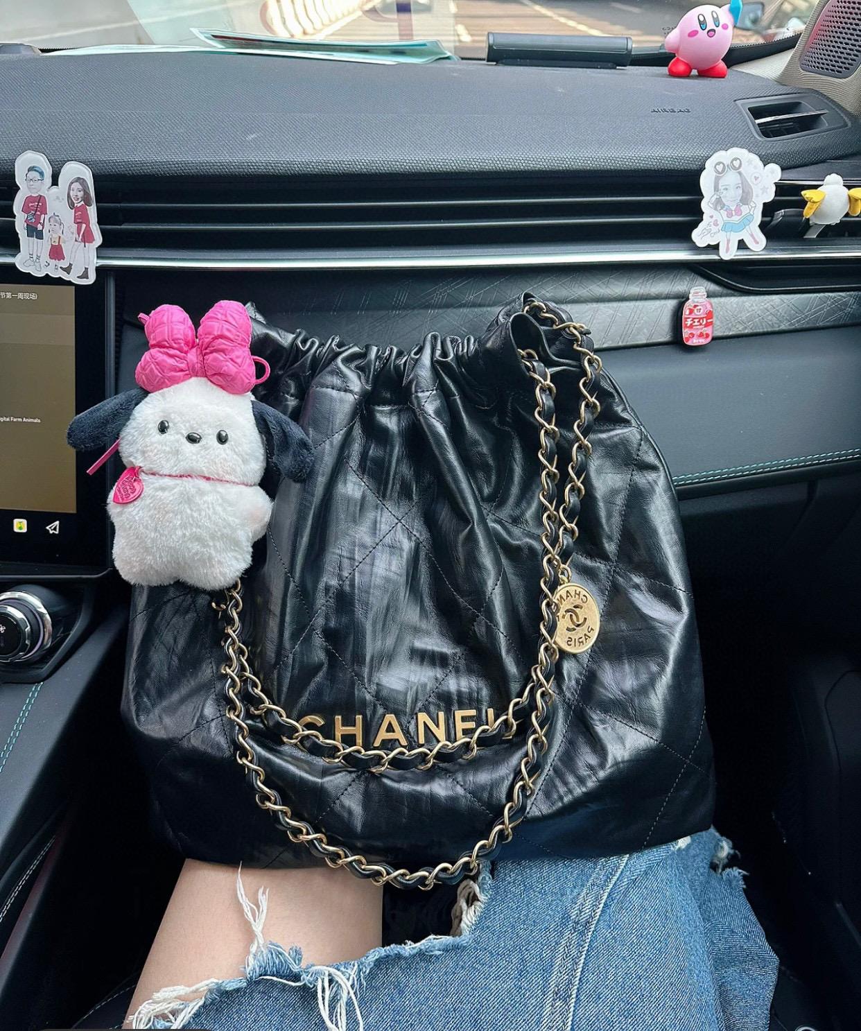 CHANEL 𝟐𝟑𝐀手工坊新品 𝟤𝟤𝖡𝖺𝗀褶皺小牛皮 購物袋 通勤包 ♥ 黑色 小號 尺寸：𝟥𝟧*𝟥𝟩*𝟩 𝖢𝖬