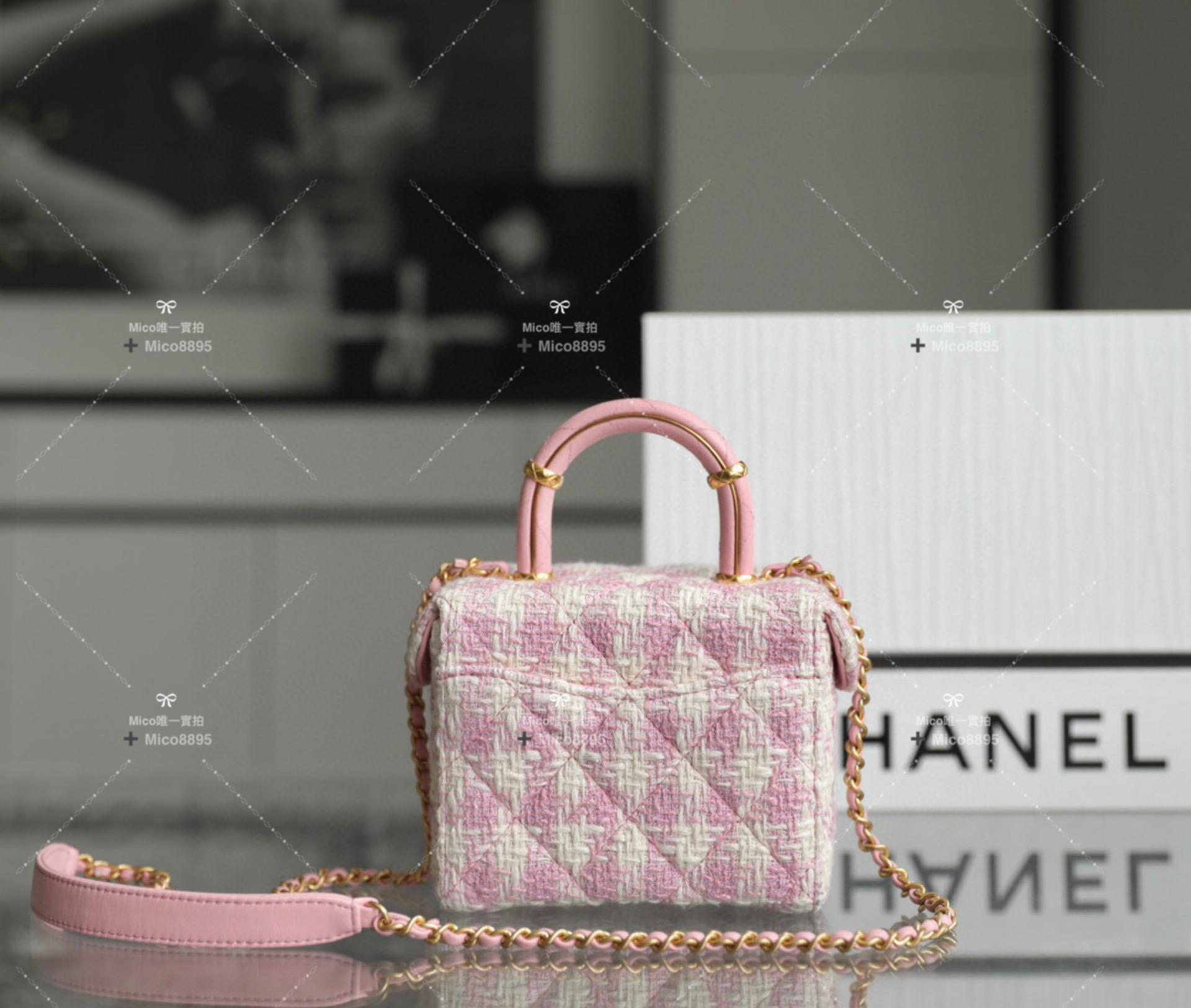 CHANEL 粉色毛呢 𝟮𝟯𝗦春夏軟呢料 𝖢𝗈𝖼𝗈小戒指化妝包 盒子包 尺寸：𝟣𝟧*𝟣𝟤.𝟧*𝟪 𝖼𝗆