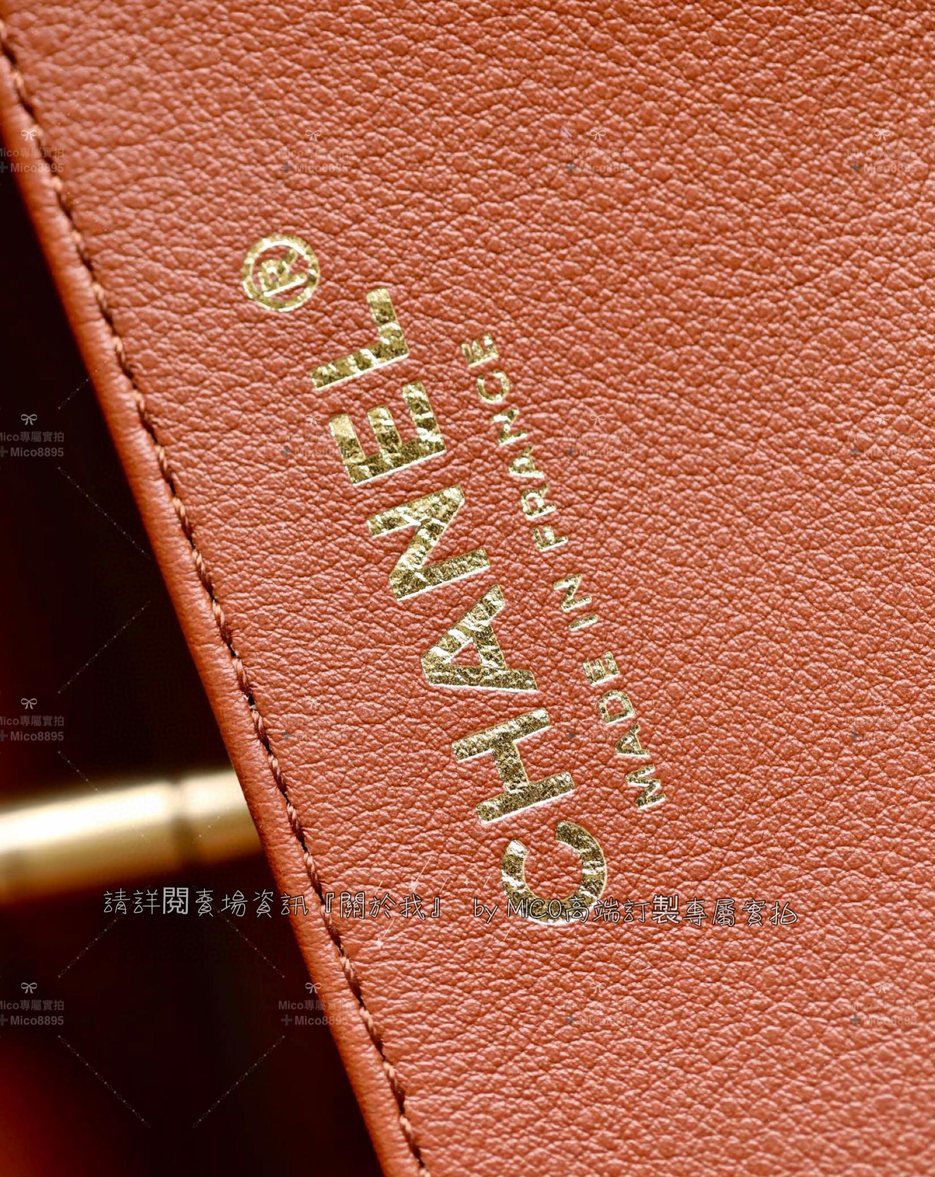 Chanel 23A手工坊系列 焦糖色/牛皮 𝖧𝗈𝖻𝗈 𝖧𝖺𝗇𝖽𝖻𝖺𝗇𝗀嬉皮包 尺寸：𝟤𝟨*𝟤𝟧*𝟩.𝟧 𝖼𝗆