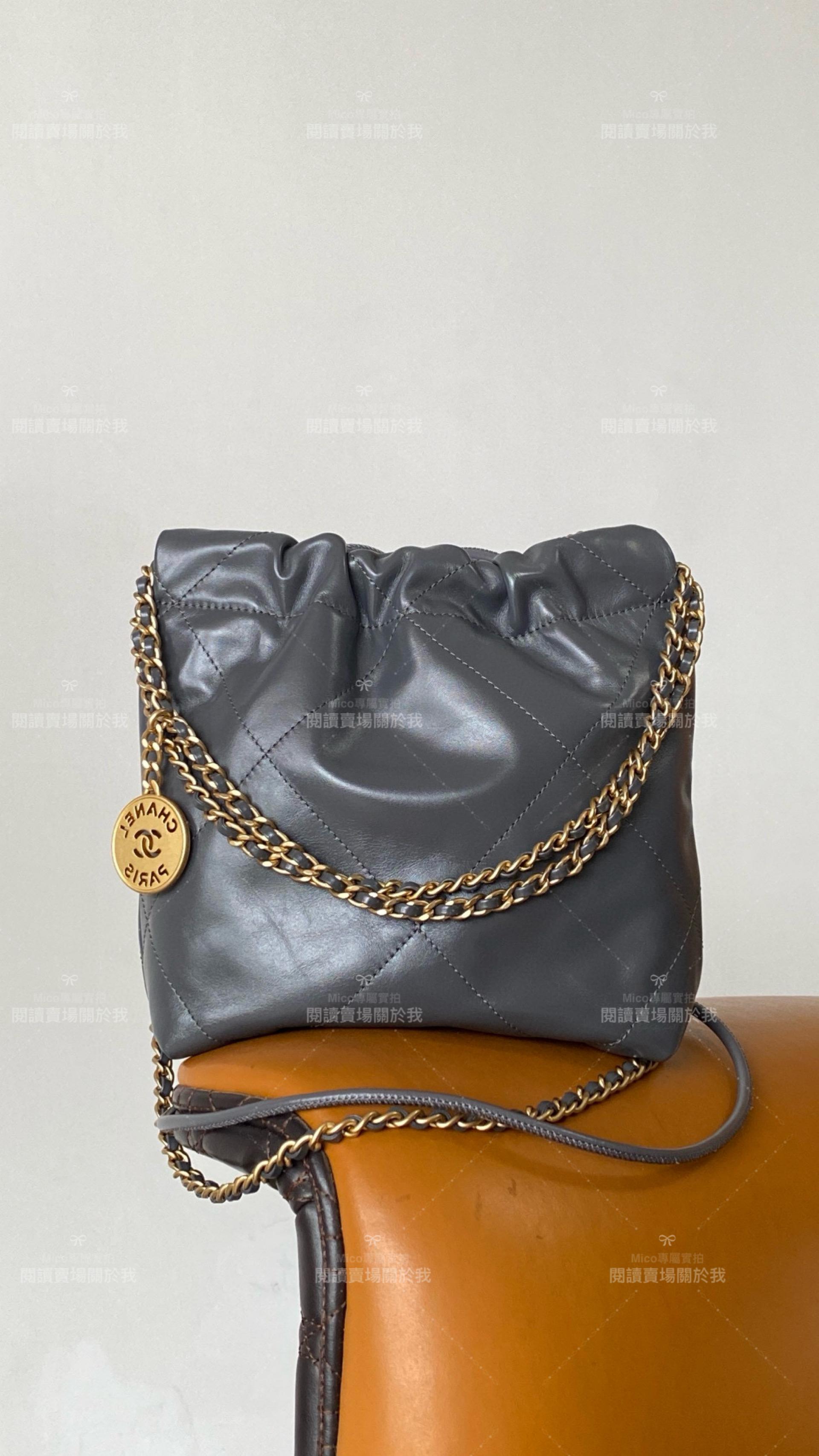 CHANEL 23c季節色 深灰金釦 mini22Bag 斜跨包 18cm