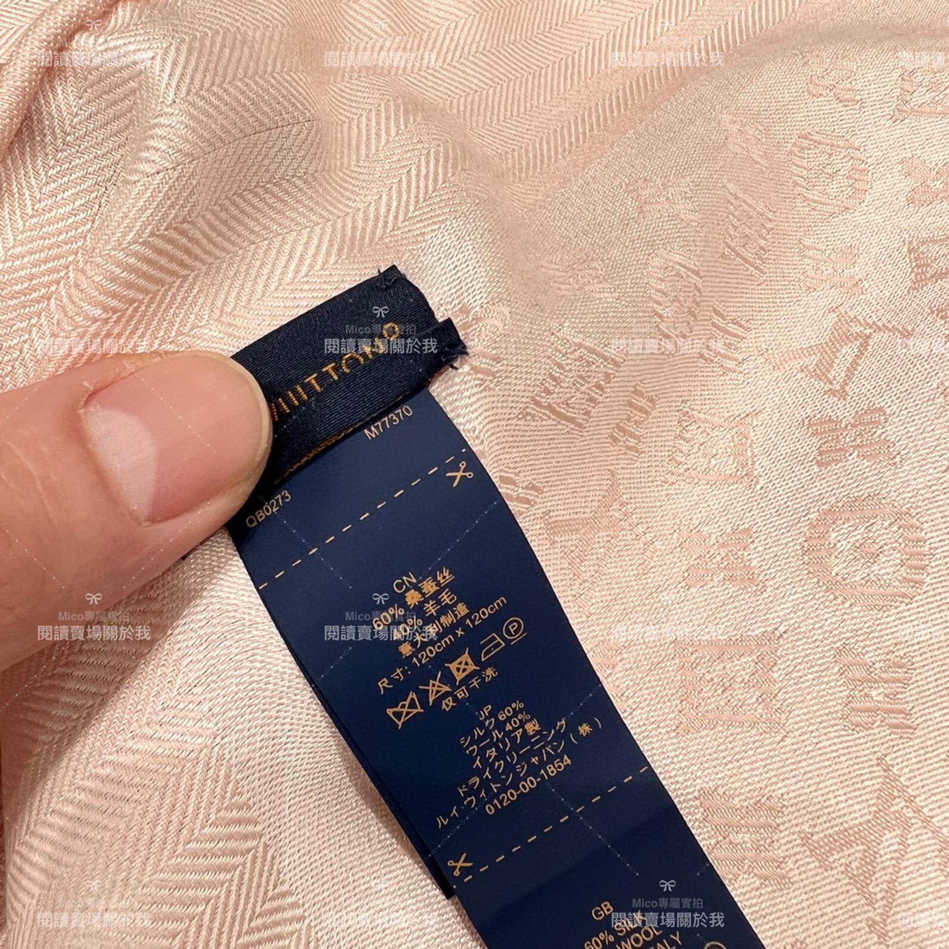 LV 𝐋𝐨𝐮𝐢𝐬 𝐕𝐮𝐢𝐭𝐭𝐨𝐧 粉色 M77370《Evermore提花披肩 圍巾》 Size：120x120cm - 60%真絲40%羊毛