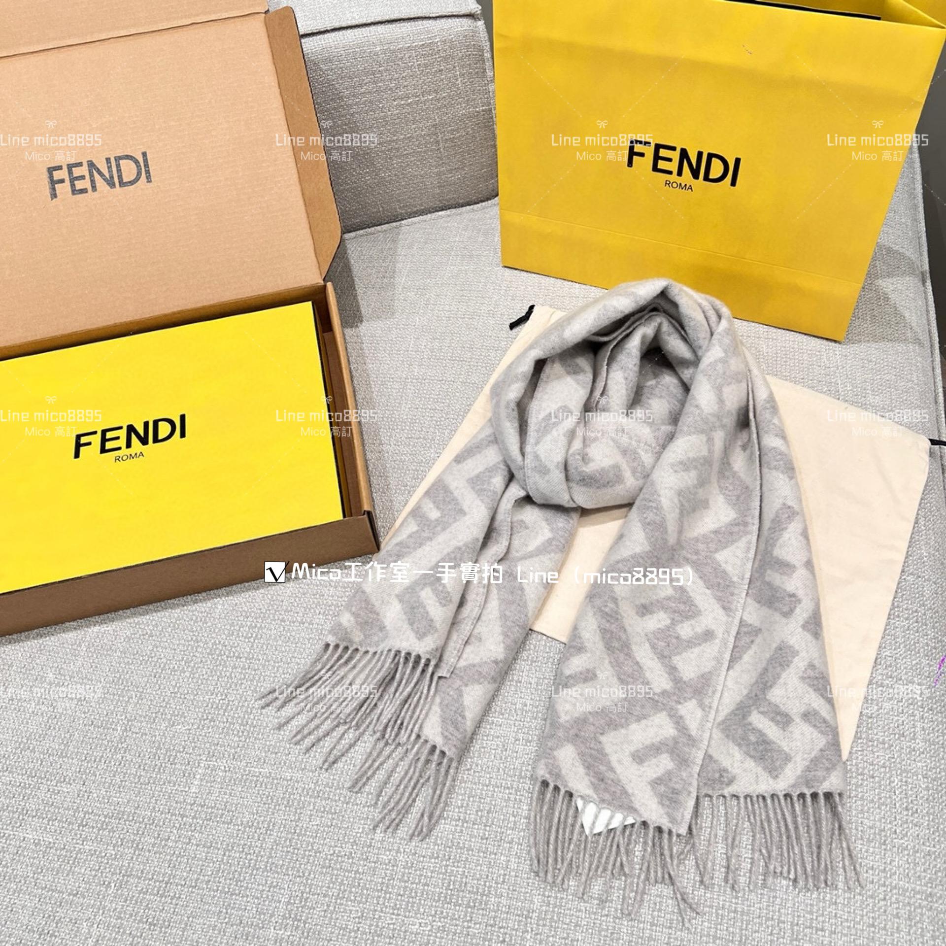 FENDI 《大F羊絨披肩 圍巾》淺灰色 Size：48 x170cm 100%羊絨 