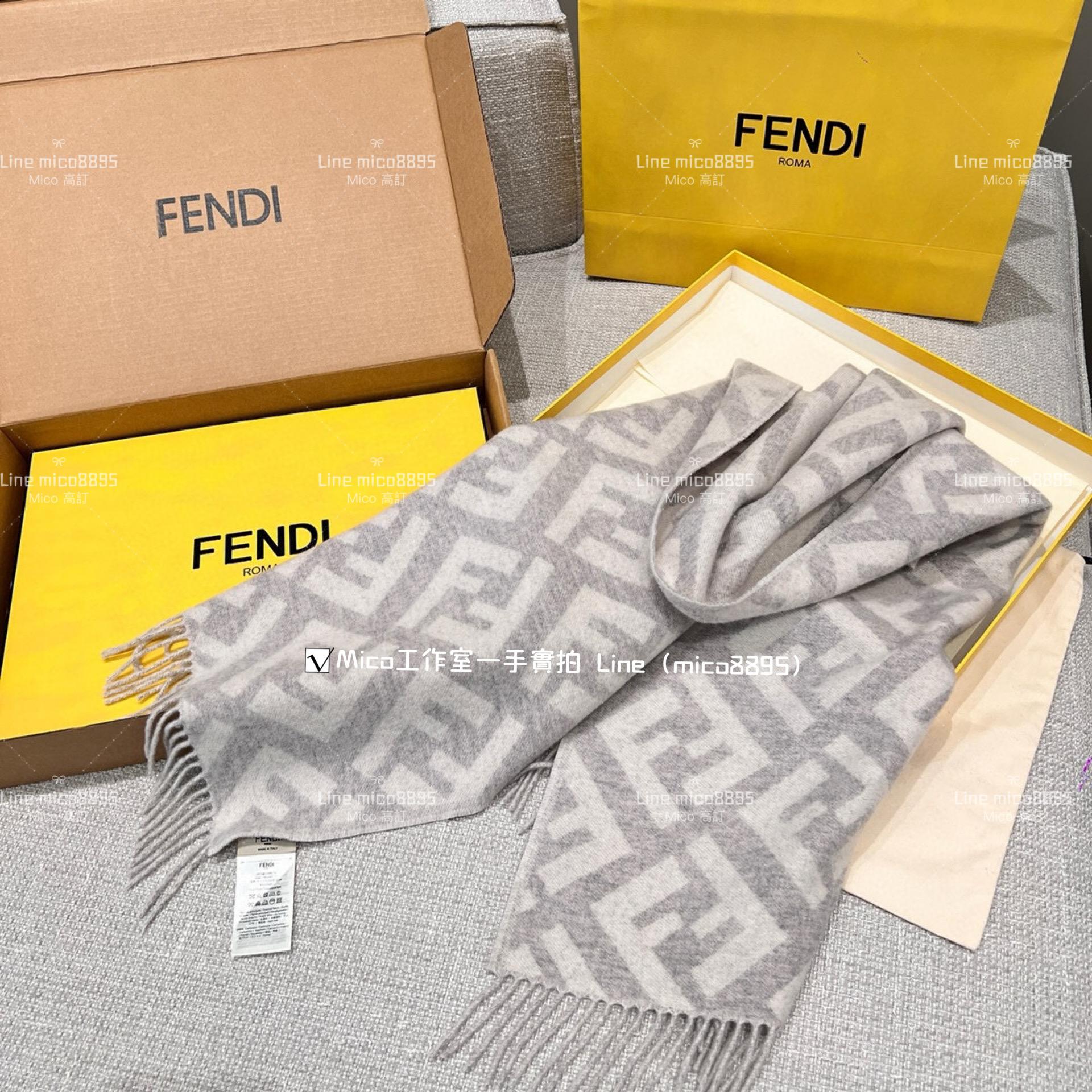 FENDI 《大F羊絨披肩 圍巾》淺灰色 Size：48 x170cm 100%羊絨 