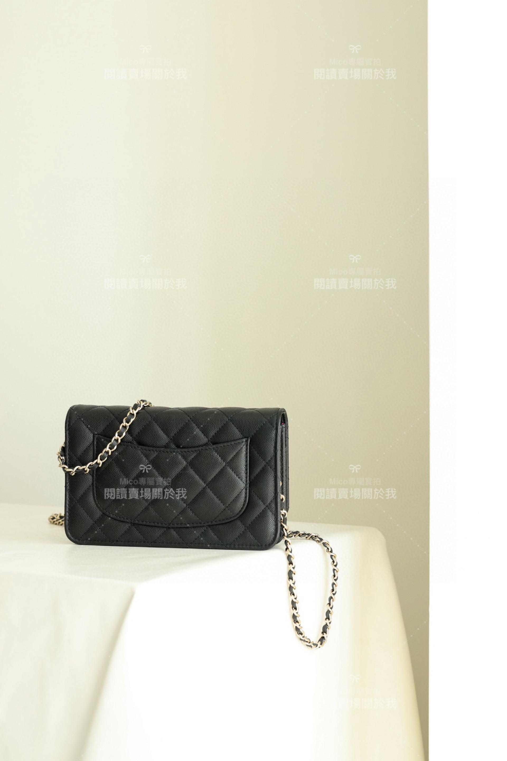 CHANEL 23P 新款鏤空五金logo 黑色魚子醬牛皮woc 錢包 19cm