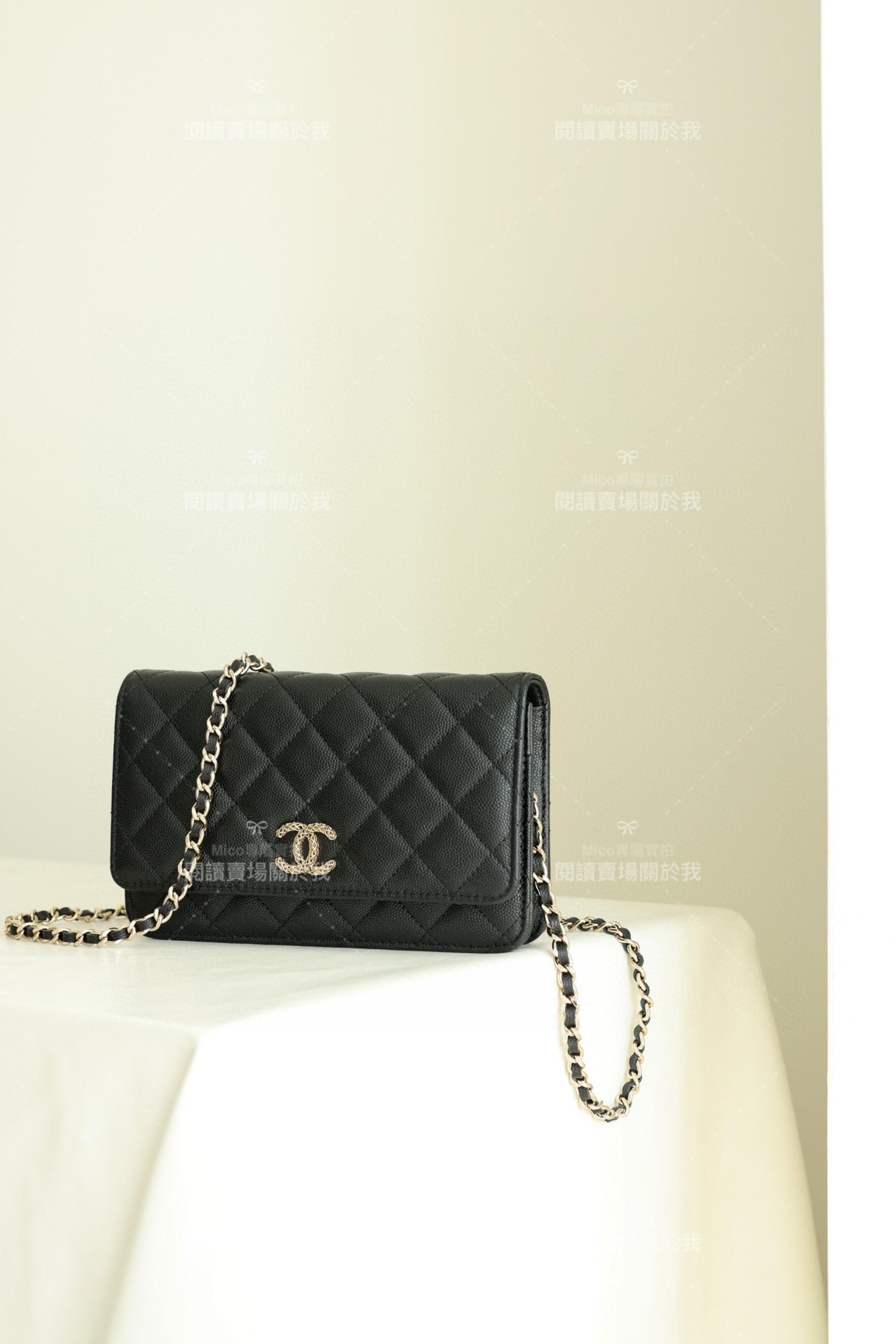 CHANEL 23P 新款鏤空五金logo 黑色魚子醬牛皮woc 錢包 19cm