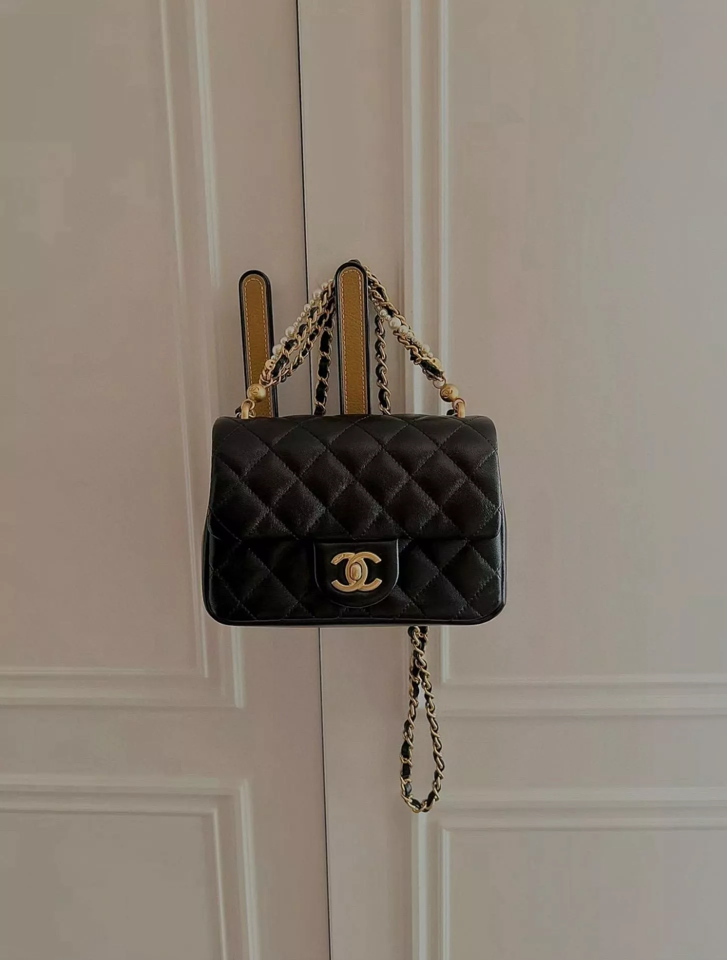 CHANEL 香奈兒 24P 黑色 𝖬𝗂𝗇𝗂 𝖲𝗊𝗎𝖺𝗋𝖾方胖子與珍珠鏈條口蓋包 小羊皮 17cm