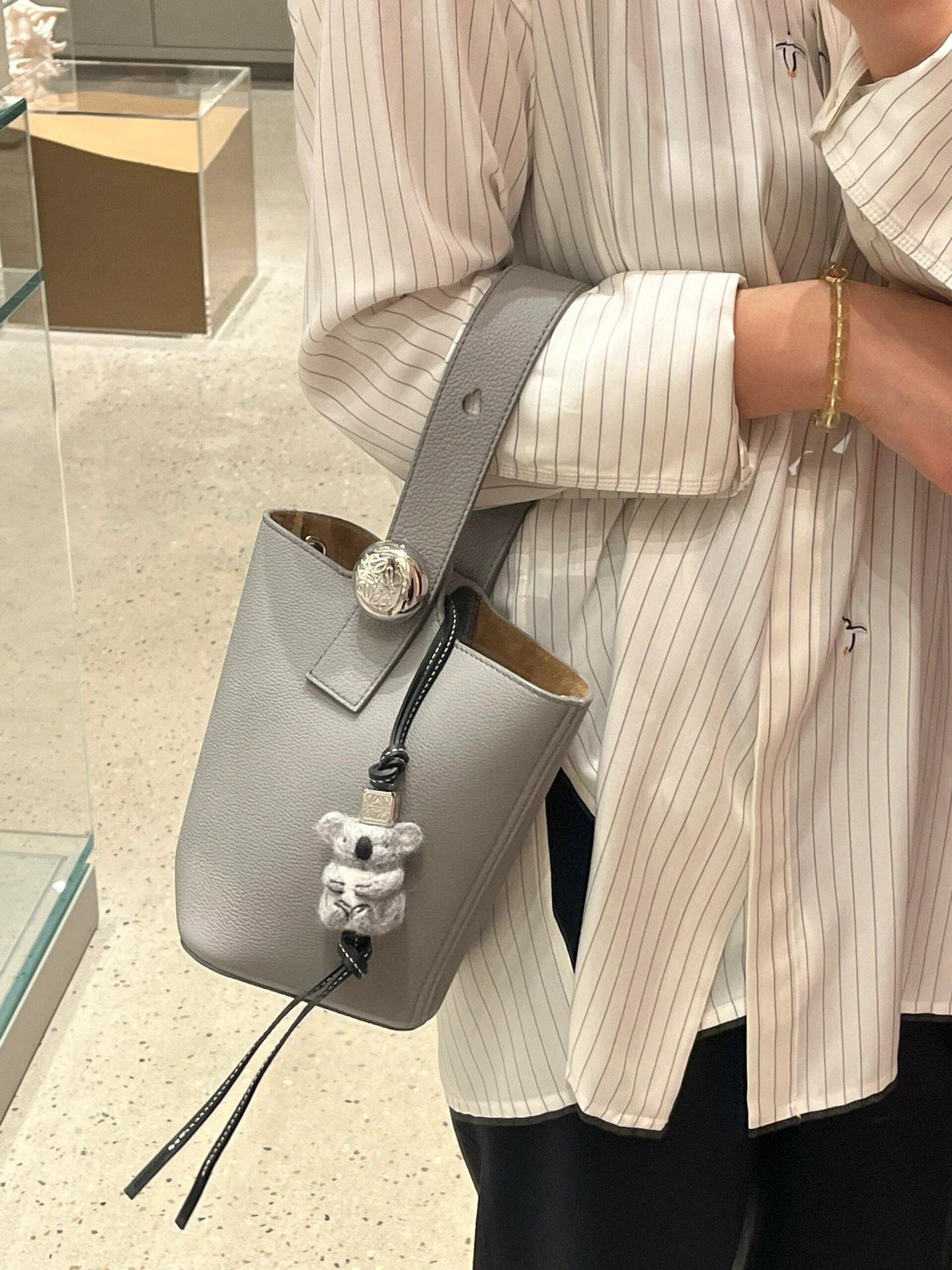 Loewe 柔軟粒面牛皮革 瀝青灰 Pebble Bucket 水桶手袋 20cm (甜甜圈鏈條配飾另購）