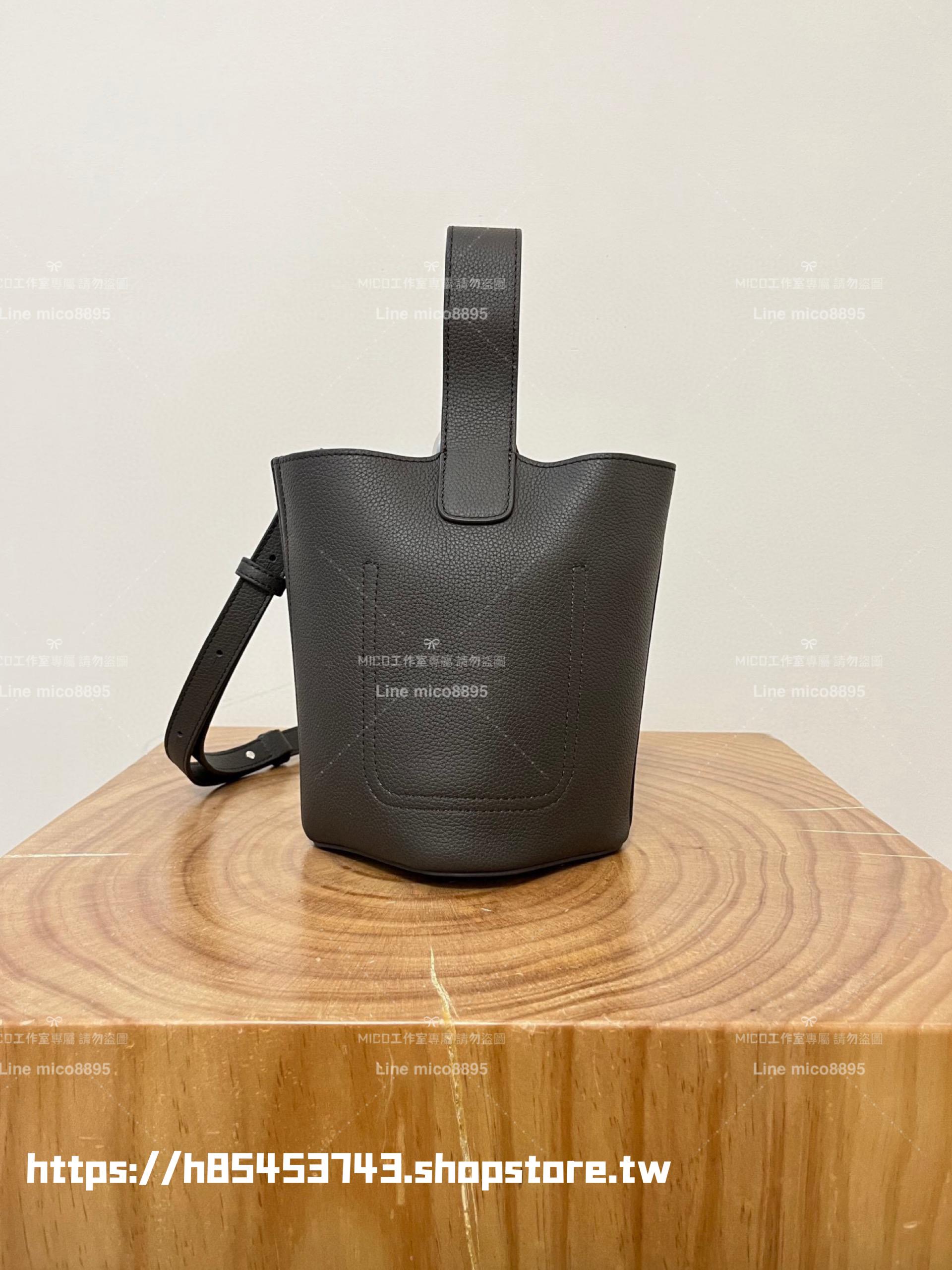 Loewe 柔軟粒面牛皮革 灰咖色 Pebble Bucket 水桶手袋 20cm (甜甜圈鏈條配飾另購）