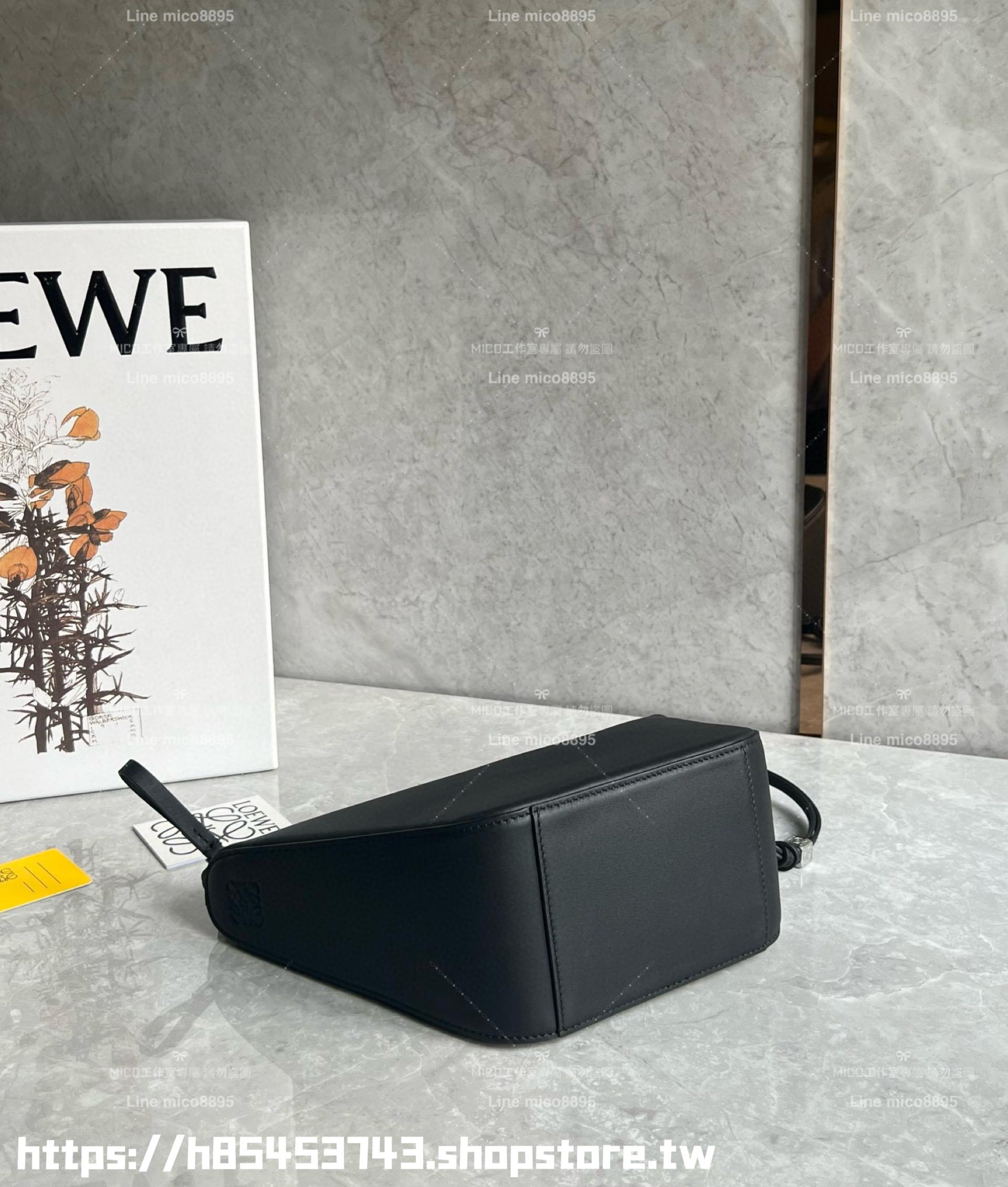 Loewe 黑色 Mini Hammock Hobo bag 小牛皮 可調節長短 可斜跨肩背 28cm （寬肩帶/吊飾另配）