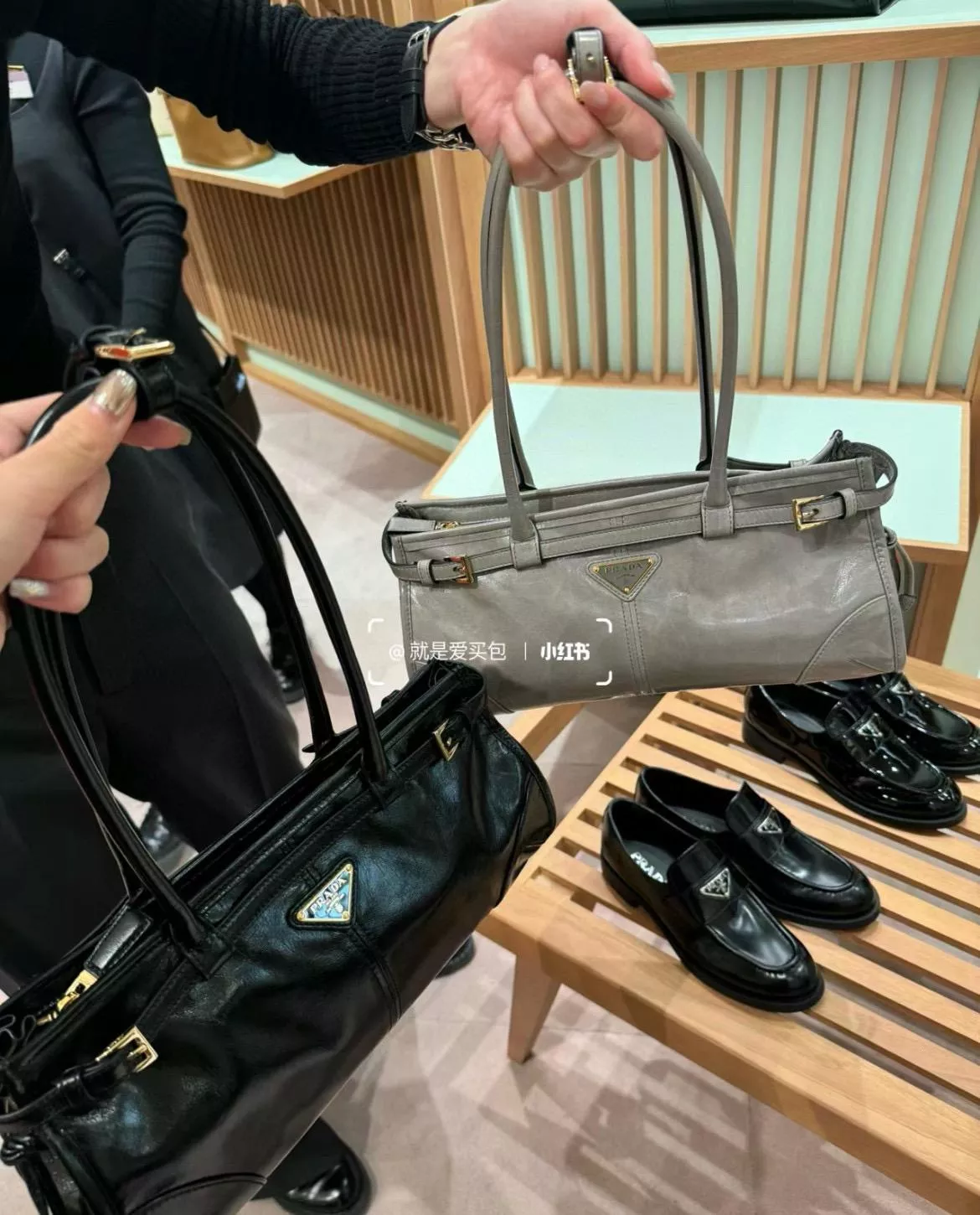 PRADA 長手把 灰色 油蠟皮/金色五金 SOFT LUX Bag 小號 32cm