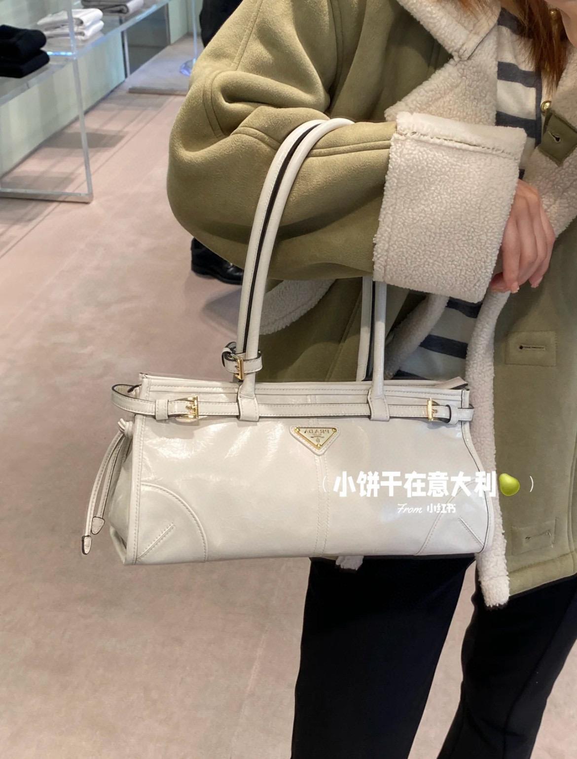 PRADA 長手把 奶油白 油蠟皮/金色五金 SOFT LUX Bag 小號 32cm