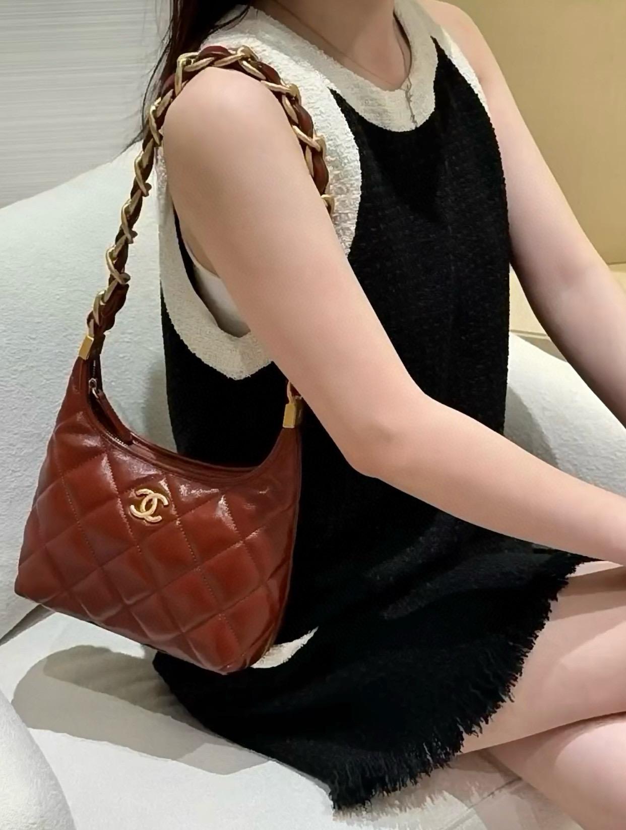 Chanel 香奈兒 24a手工坊系列 油蠟質感小羊皮 小號焦糖色 季節色 限量 Hobo肩背包 22.5cm