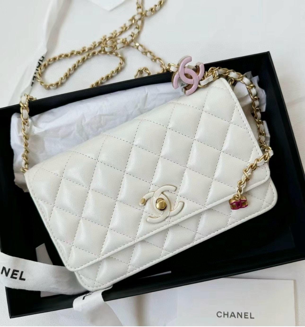 CHANEL 24A手工坊系列 白色小羊皮可調節雙C琺瑯釦woc 19cm