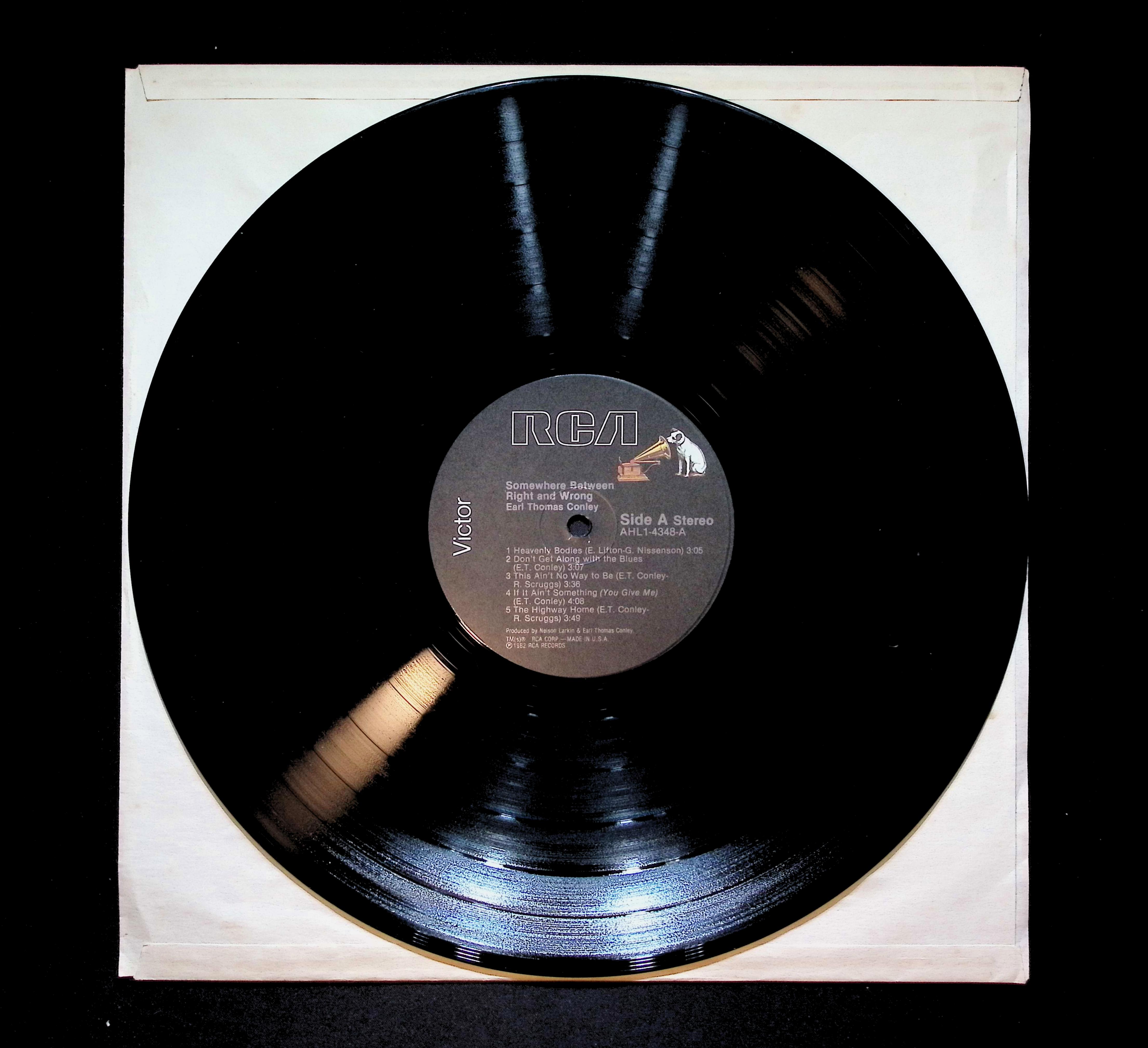 Earl Thomas Conley Somewhere Between RIght And Wrong 12" LP 1982 AHL1-4348 Folk, World, & Country — image 3