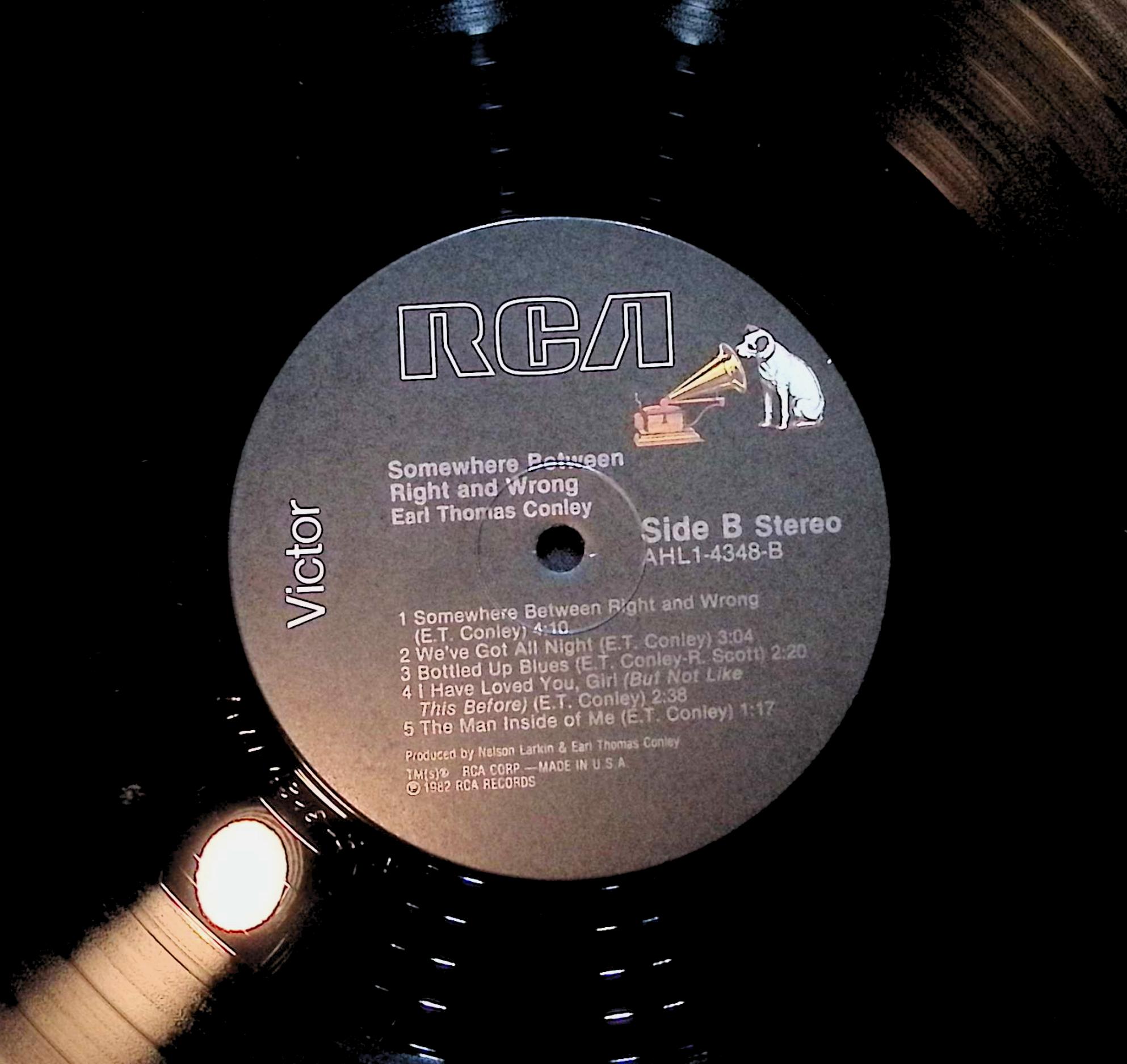 Earl Thomas Conley Somewhere Between RIght And Wrong 12" LP 1982 AHL1-4348 Folk, World, & Country — image 4