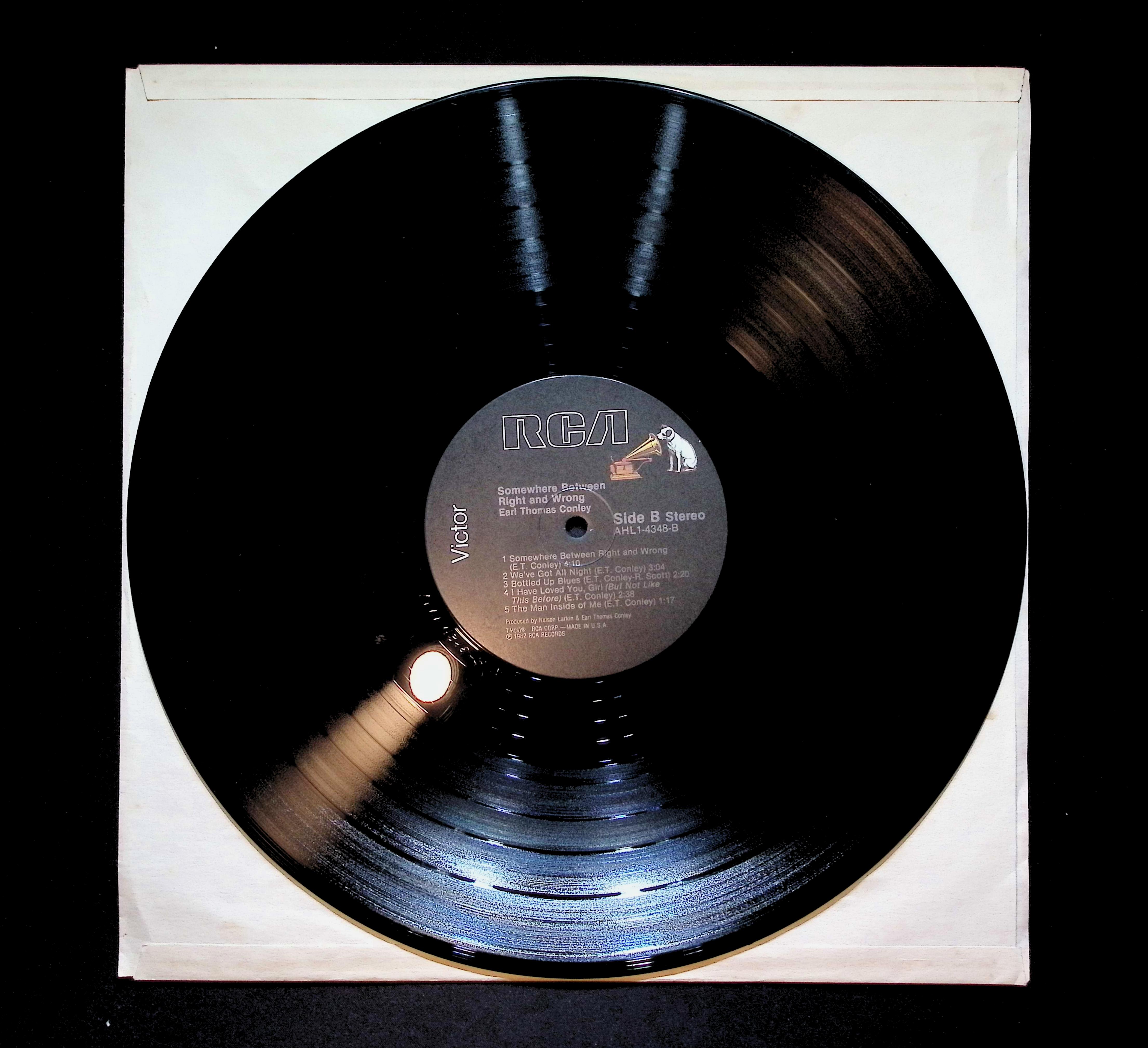 Earl Thomas Conley Somewhere Between RIght And Wrong 12" LP 1982 AHL1-4348 Folk, World, & Country — image 5