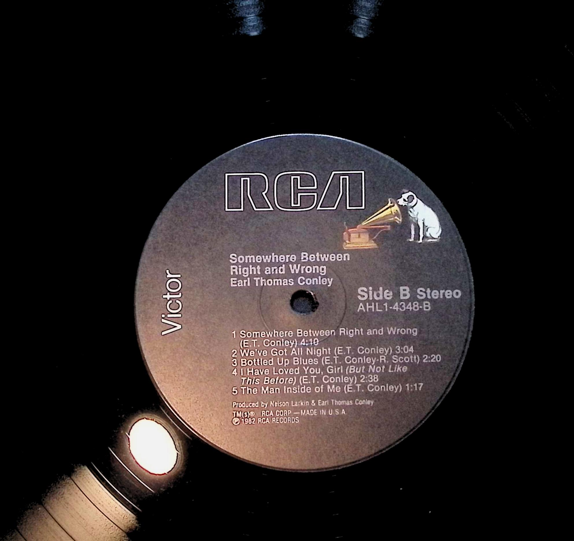 Earl Thomas Conley Somewhere Between RIght And Wrong 12" LP 1982 AHL1-4348 Folk, World, & Country — image 2