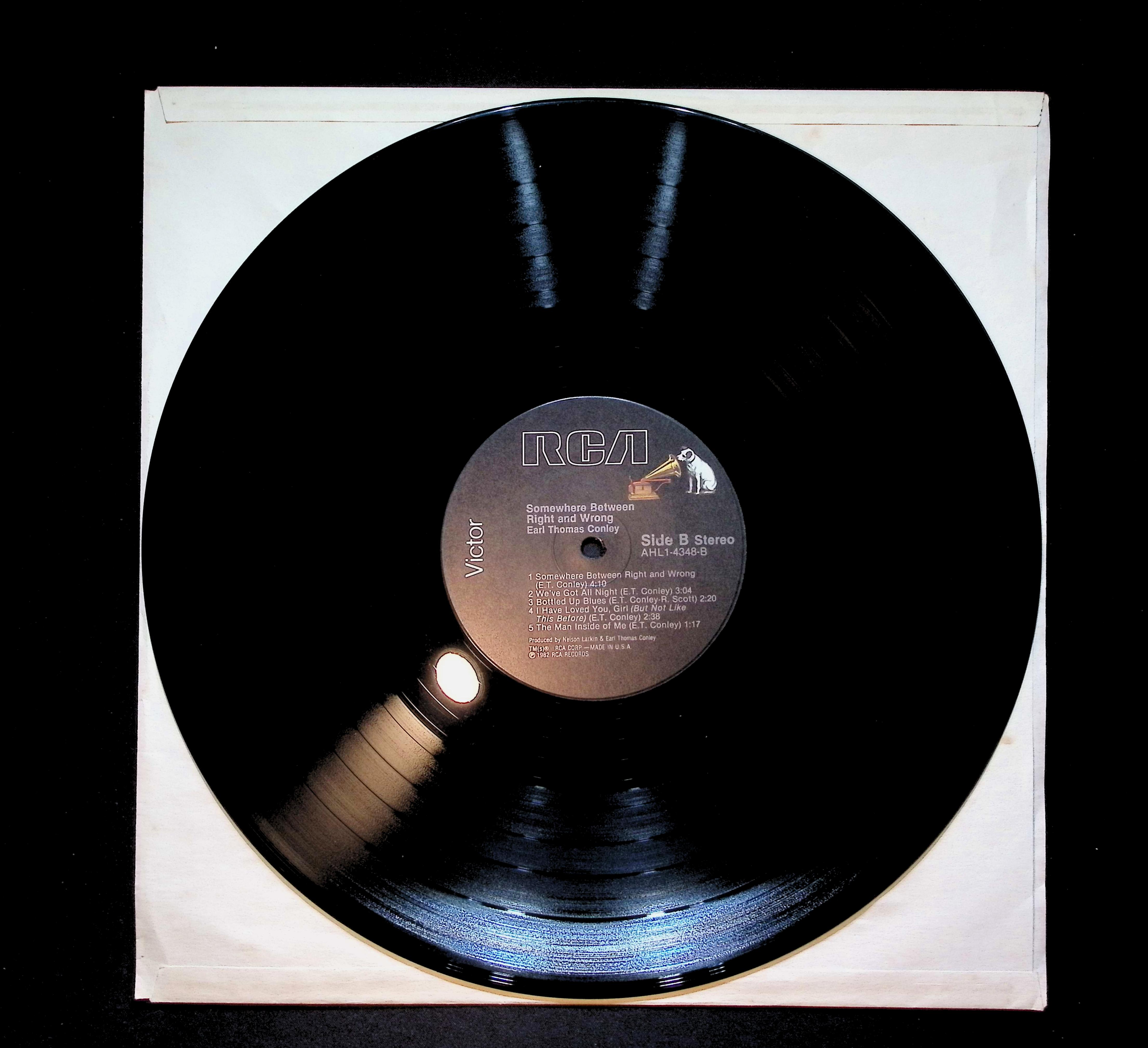 Earl Thomas Conley Somewhere Between RIght And Wrong 12" LP 1982 AHL1-4348 Folk, World, & Country — image 3