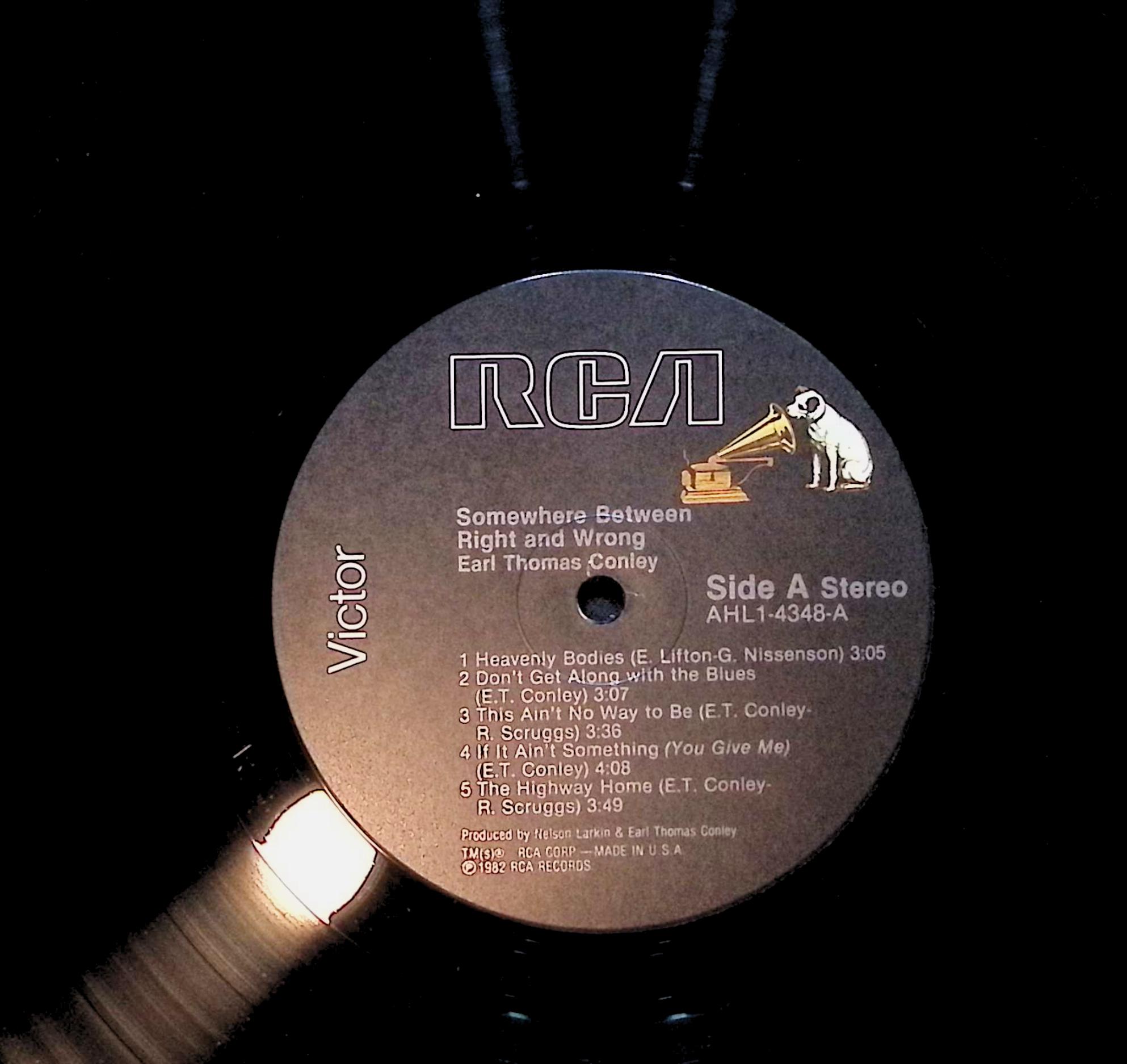 Earl Thomas Conley Somewhere Between RIght And Wrong 12" LP 1982 AHL1-4348 Folk, World, & Country — image 4