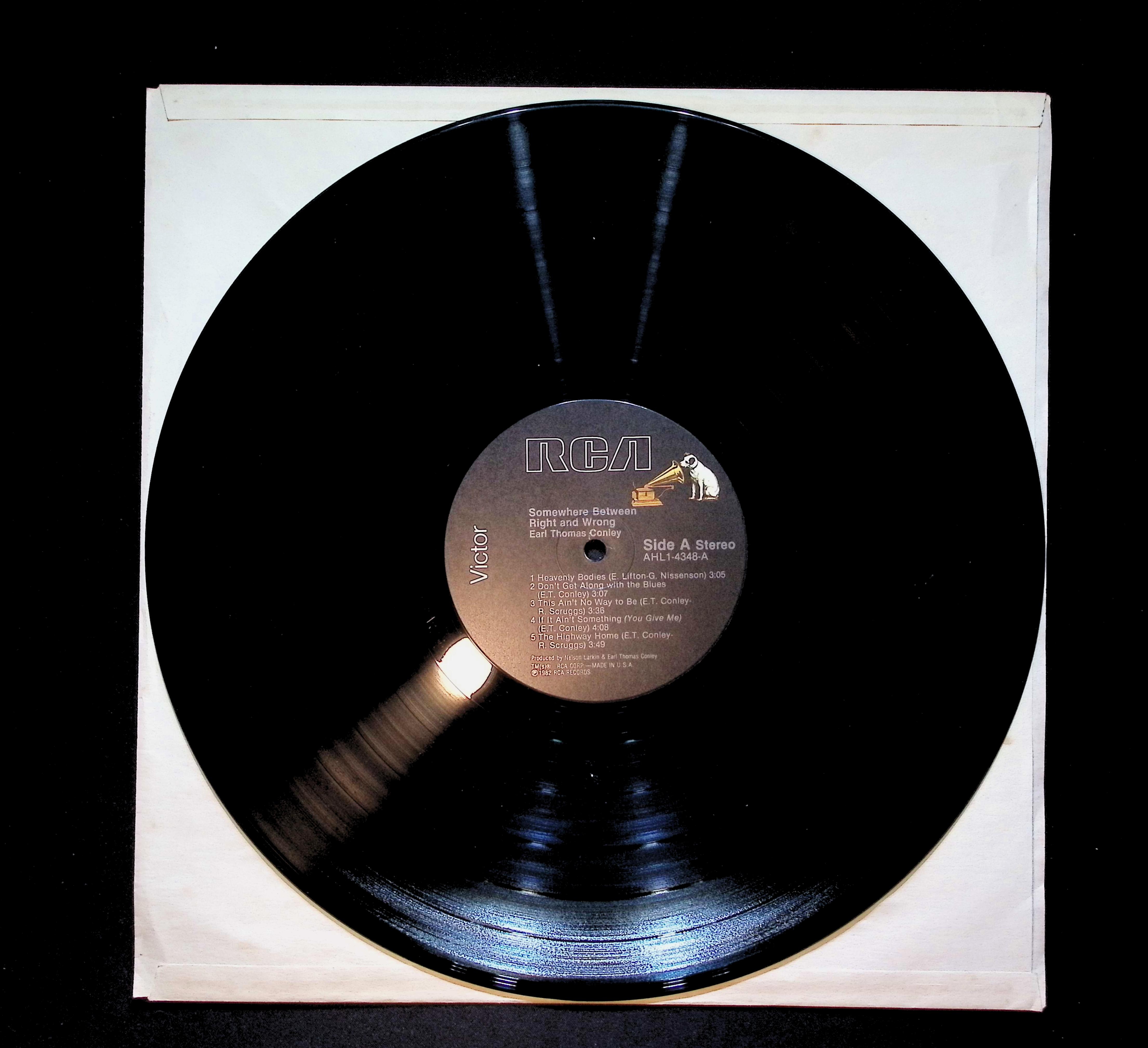 Earl Thomas Conley Somewhere Between RIght And Wrong 12" LP 1982 AHL1-4348 Folk, World, & Country — image 5