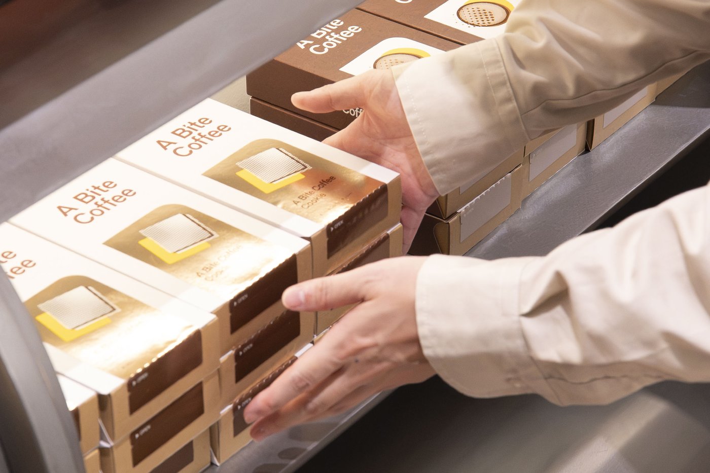 商品を扱うスタッフの手元