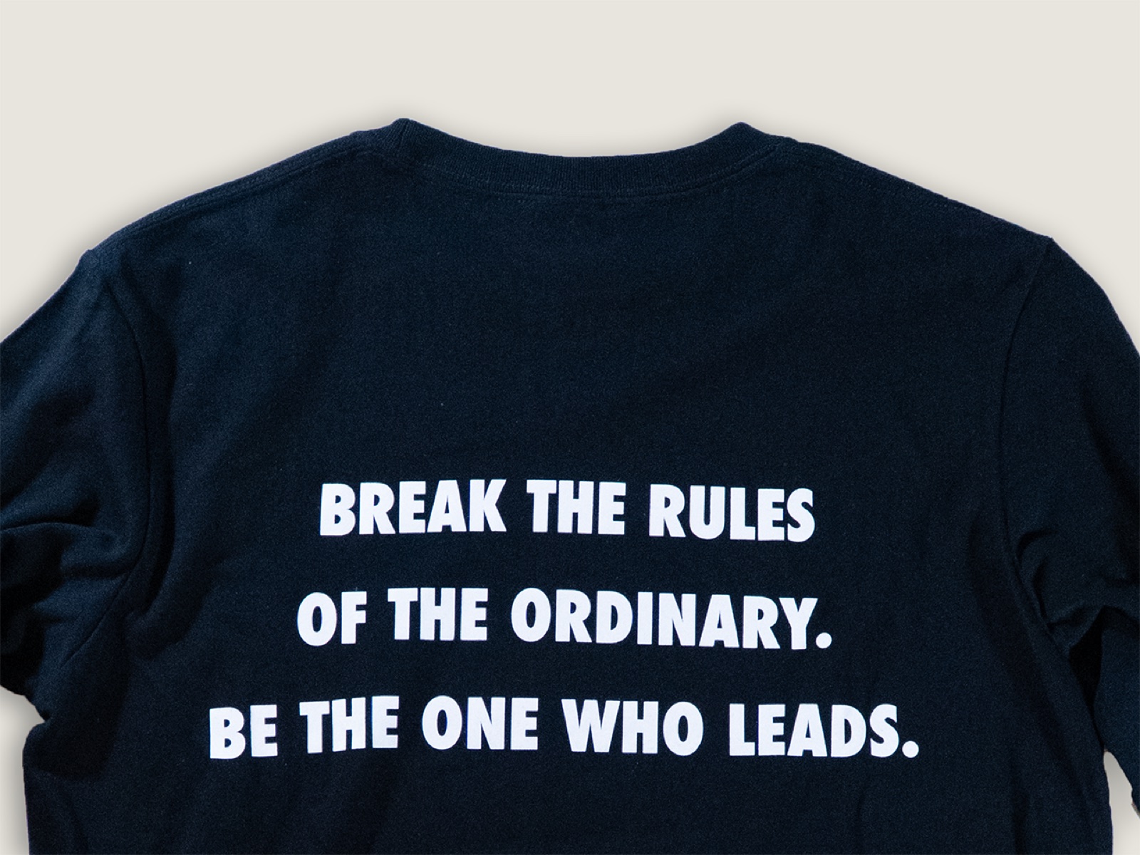 バックプリント BREAK THE RULES OF THE ORDINARY. BE THE ONE WHO LEADS.