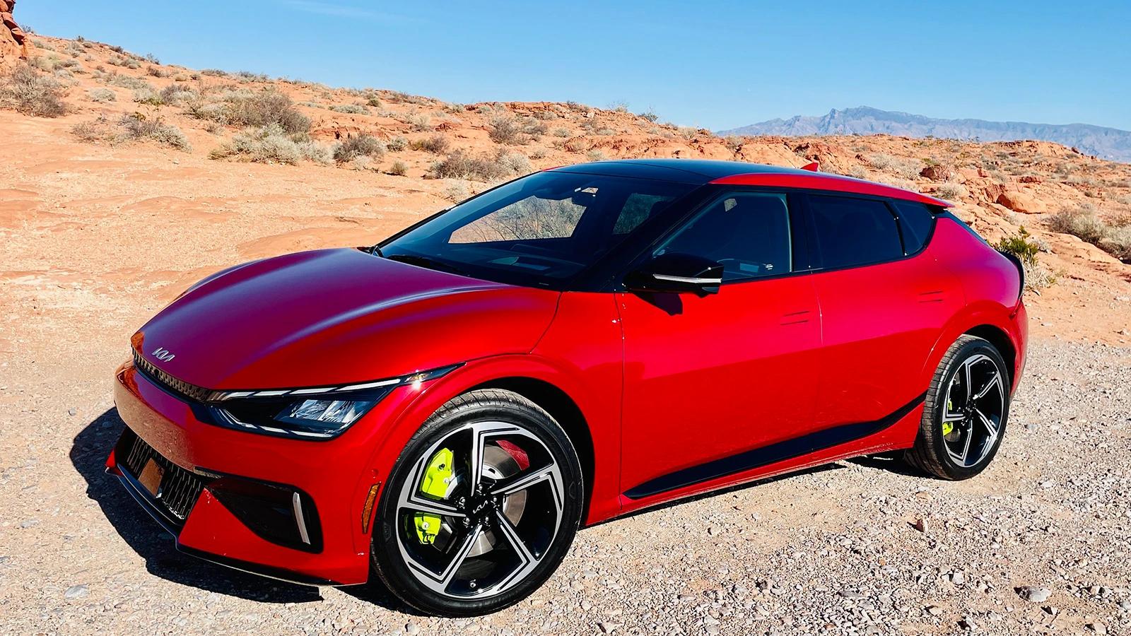 Elektrická auta v EU poprvé předběhla benzínová. I když...