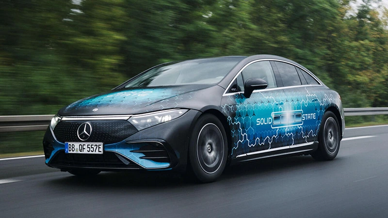 Mercedes-Benz EQS se solid state akumulátorem ujel 1205 km na 1 nabití. Zastavilo ho dojetí do cíle