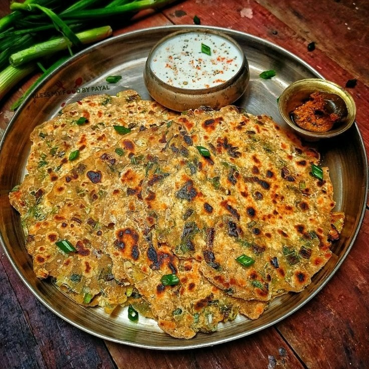 Pyaaz Paratha Plate with Raita, Chutney & Pickle (4 Pcs)