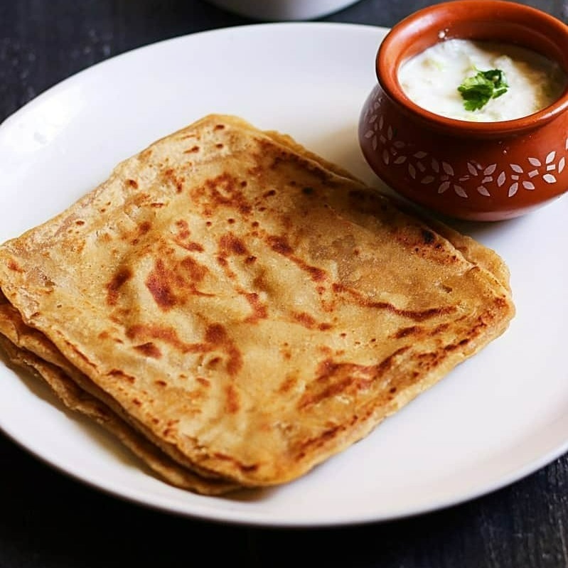 Sada Paratha Plate with Raita, Chutney & Pickle (4 Pcs)