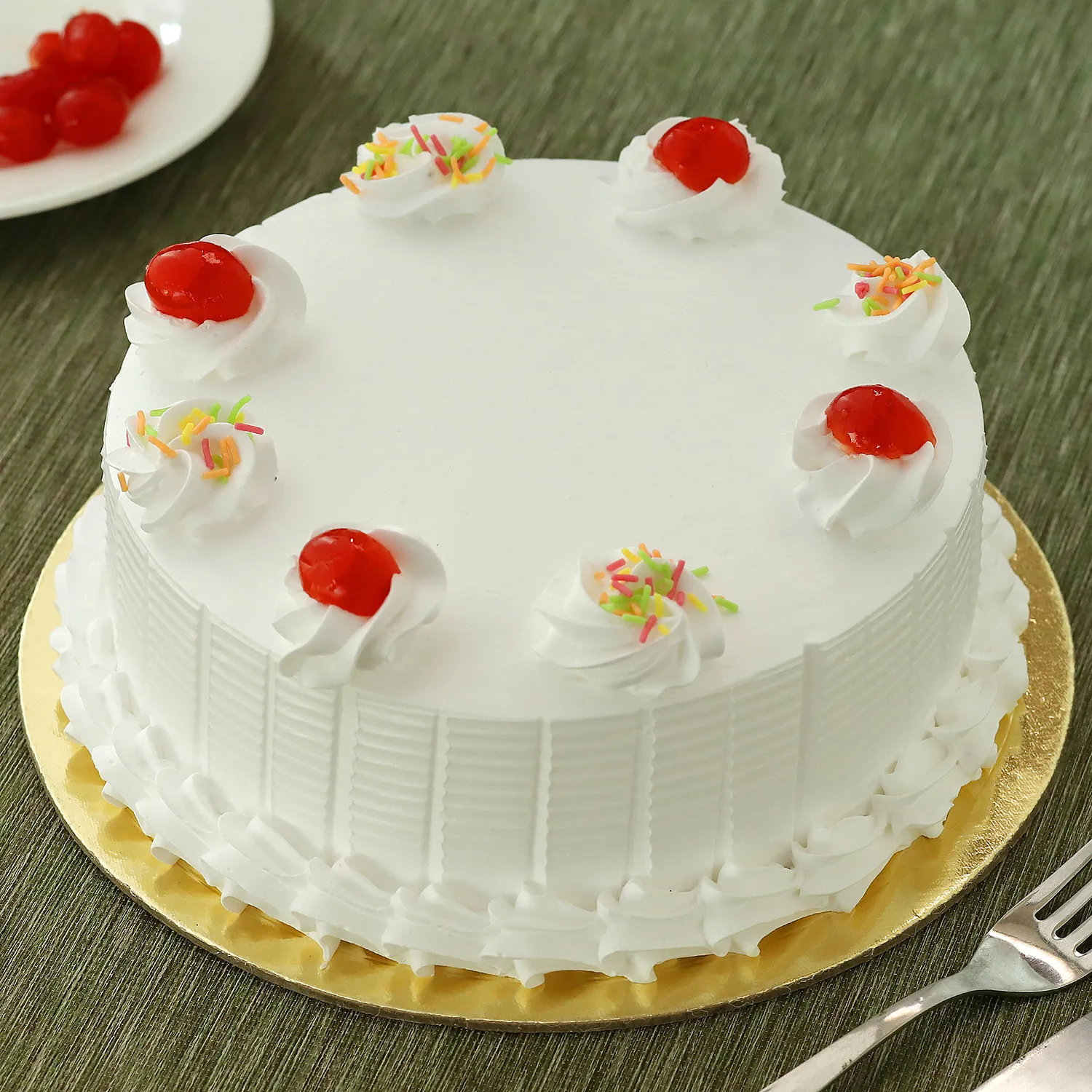 Fresh Flowers Vanilla Cake - 500 Gram