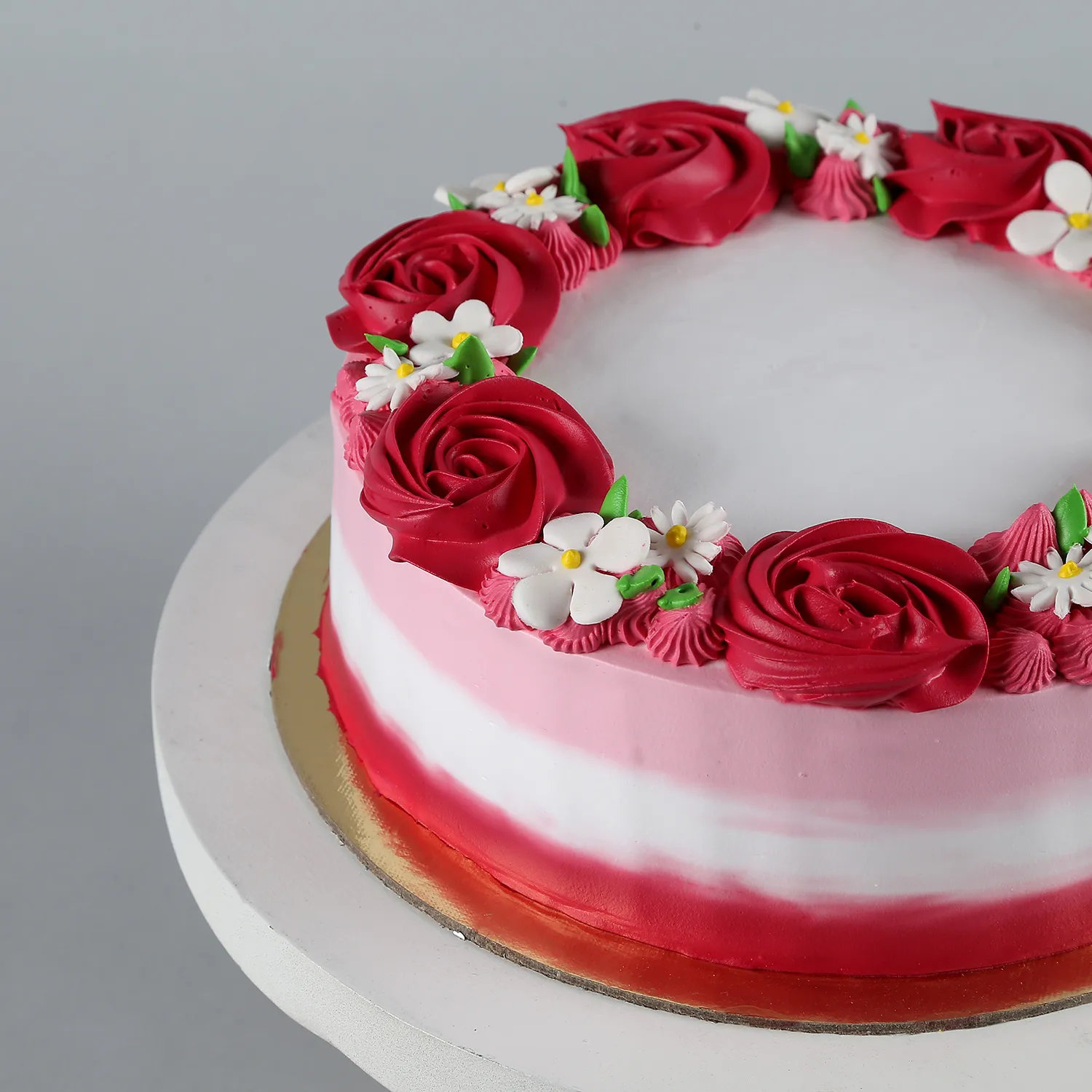 Lovely Red Roses Around Vanilla Cake - 500 Gram