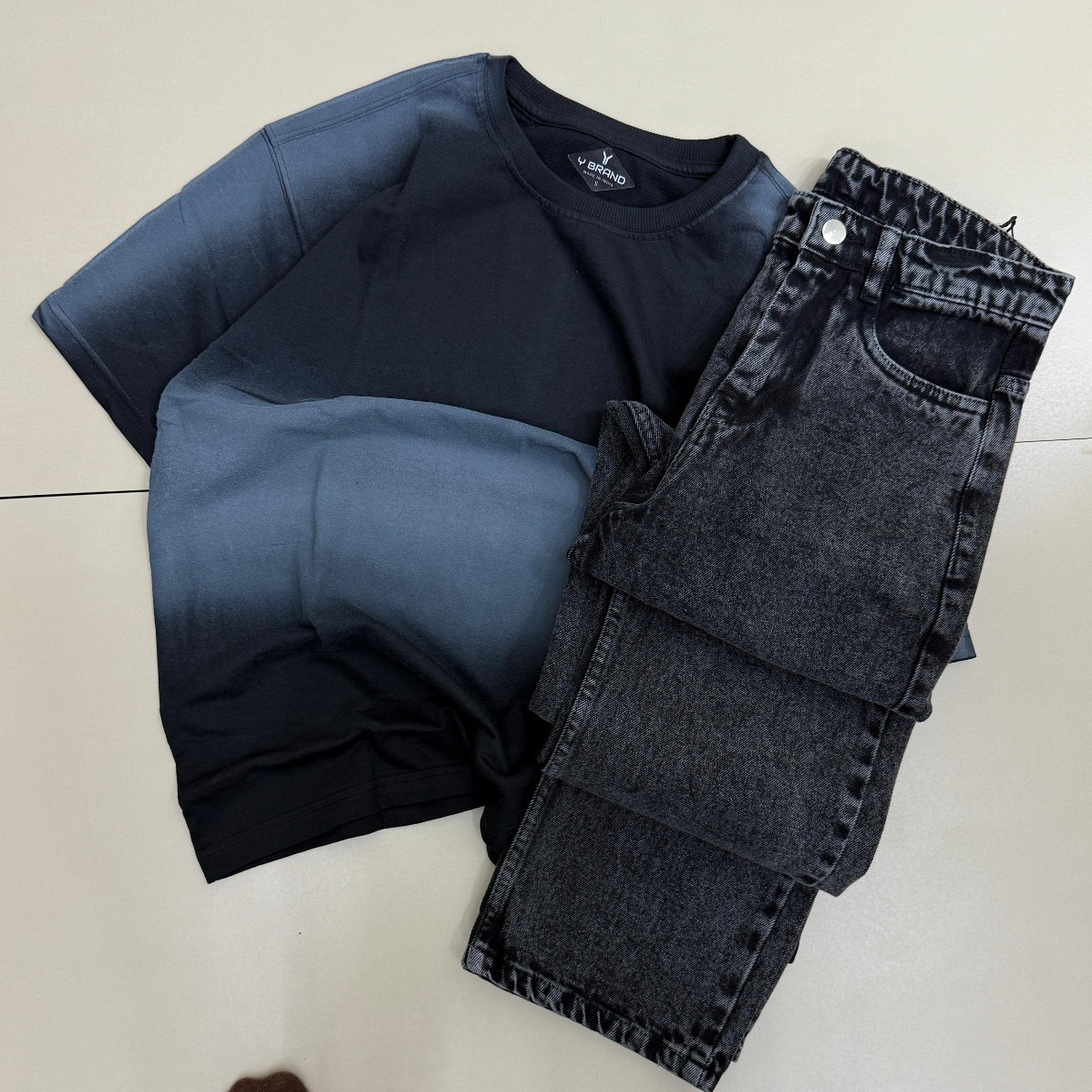 Five Sleeve T Shirt + Baggy Jeans (M)