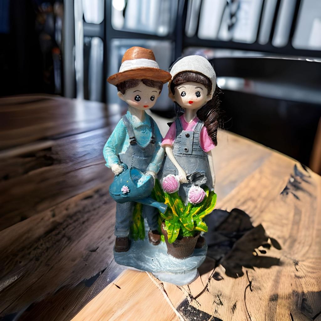 LOVELY COUPLE STATUE