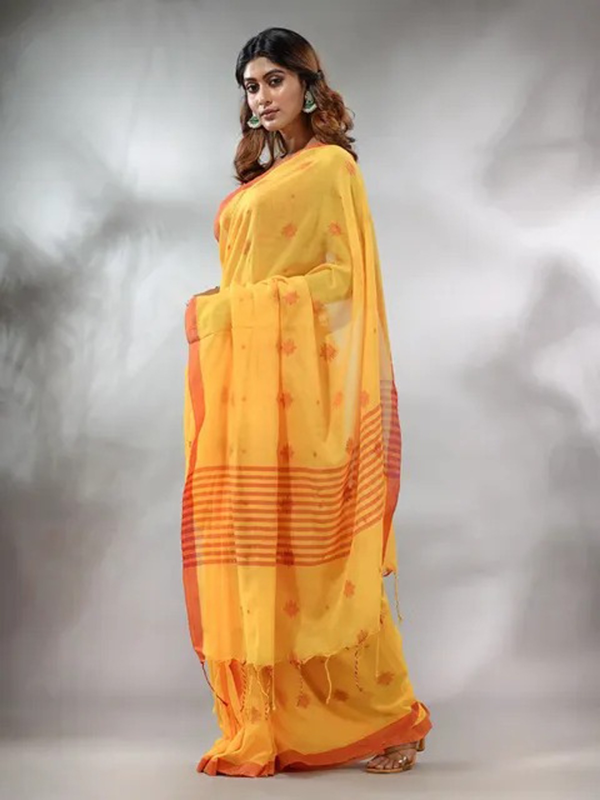 Handloom Floral Motive Saree - Golden Tainoi