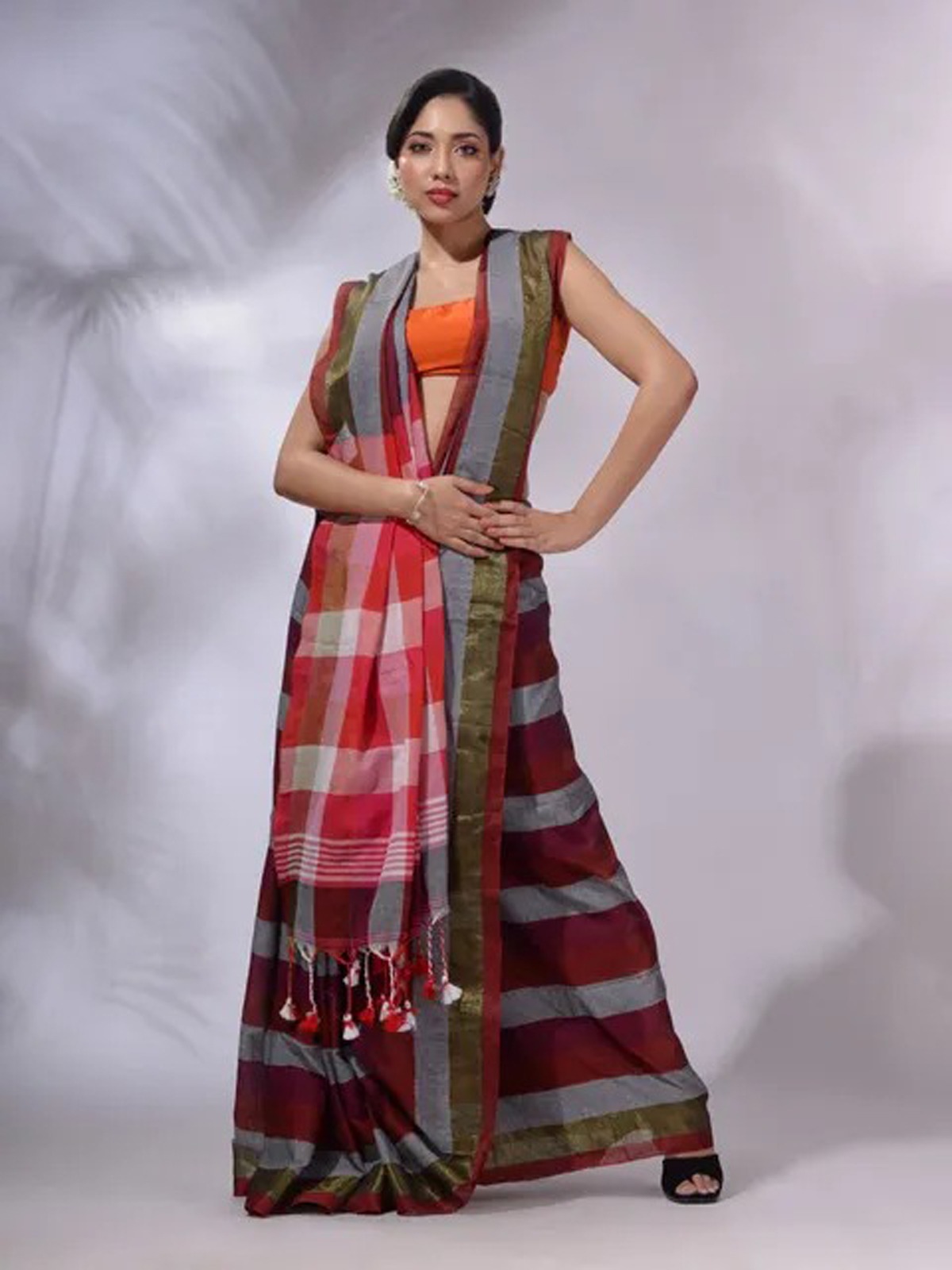 Handloom Contrast Colored Check Saree - Gray