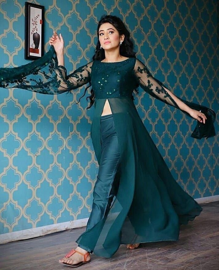 Shivangi Joshi in Blue Dress: Yeh Rishta Kya Kehlata Hai fame Mohsin khan  reel life partner looks gorgeous in Blue Colour - ये रिश्ता क्या कहलाता है  से मिली थी शोहरत, ब्लू